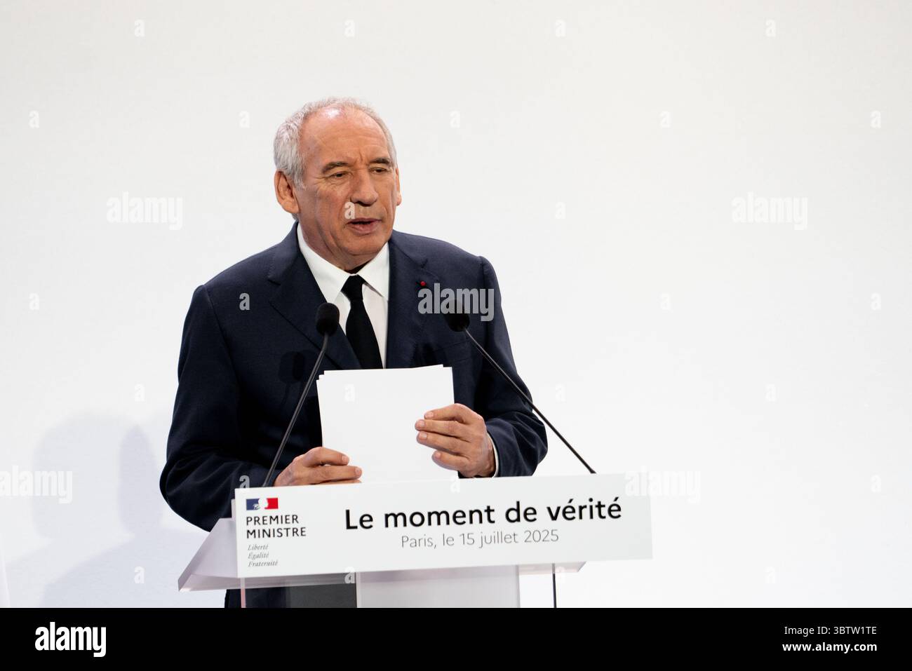 15 juillet 2025, Paris, France : le premier ministre français FRANÇOIS BAYROU présente les grandes lignes du budget 2026 lors d'une conférence de presse, exposant un plan de réduction de 44 milliards d'euros des dépenses publiques pour ramener le déficit national à 2,8% du PIB d'ici 2029. Les mesures comprennent la suppression d'un jour férié, la réforme de l'assurance-chômage, le remplacement de l'allocation fiscale des retraités par une déduction fixe et l'imposition de réductions de dépenses dans tous les ministères. Bayrou a confirmé que 2026 serait une année de ''croissance zéro'' pour les dépenses publiques, ce qui signifie aucune augmentation des prestations sociales malgré l'inflation. La défense reste Banque D'Images