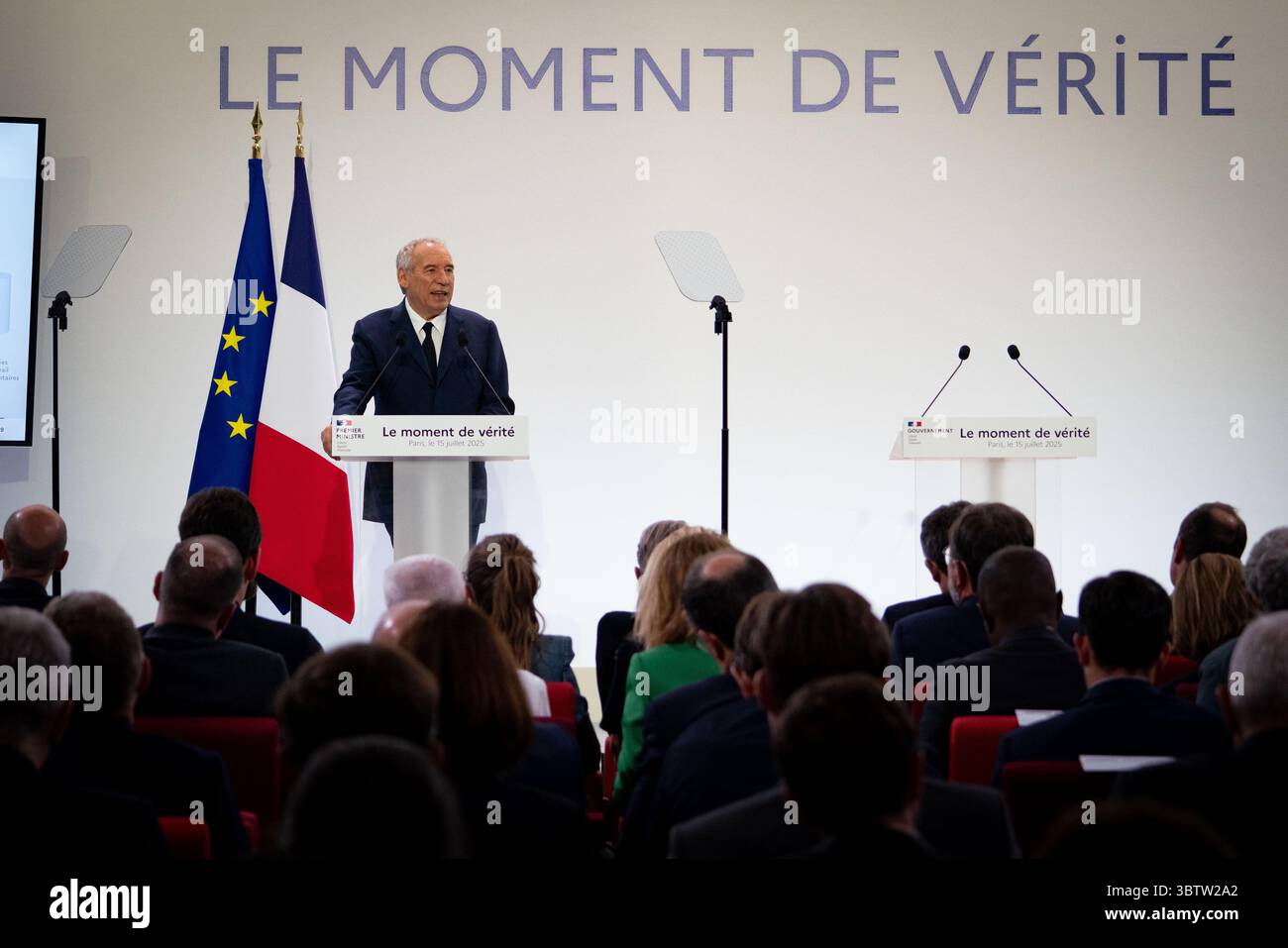 15 juillet 2025, Paris, France : le premier ministre français FRANÇOIS BAYROU présente les grandes lignes du budget 2026 lors d'une conférence de presse, exposant un plan de réduction de 44 milliards d'euros des dépenses publiques pour ramener le déficit national à 2,8% du PIB d'ici 2029. Les mesures comprennent la suppression d'un jour férié, la réforme de l'assurance-chômage, le remplacement de l'allocation fiscale des retraités par une déduction fixe et l'imposition de réductions de dépenses dans tous les ministères. Bayrou a confirmé que 2026 serait une année de ''croissance zéro'' pour les dépenses publiques, ce qui signifie aucune augmentation des prestations sociales malgré l'inflation. La défense reste Banque D'Images