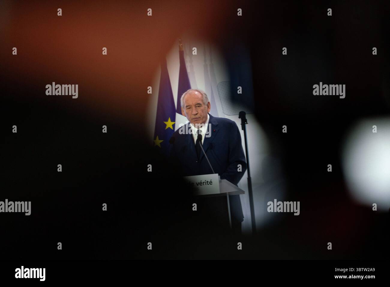 15 juillet 2025, Paris, France : le premier ministre français FRANÇOIS BAYROU présente les grandes lignes du budget 2026 lors d'une conférence de presse, exposant un plan de réduction de 44 milliards d'euros des dépenses publiques pour ramener le déficit national à 2,8% du PIB d'ici 2029. Les mesures comprennent la suppression d'un jour férié, la réforme de l'assurance-chômage, le remplacement de l'allocation fiscale des retraités par une déduction fixe et l'imposition de réductions de dépenses dans tous les ministères. Bayrou a confirmé que 2026 serait une année de ''croissance zéro'' pour les dépenses publiques, ce qui signifie aucune augmentation des prestations sociales malgré l'inflation. La défense reste Banque D'Images