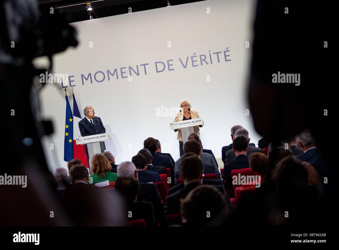 15 juillet 2025, Paris, France : le premier ministre français FRANÇOIS BAYROU présente les grandes lignes du budget 2026 lors d'une conférence de presse, exposant un plan de réduction de 44 milliards d'euros des dépenses publiques pour ramener le déficit national à 2,8% du PIB d'ici 2029. Les mesures comprennent la suppression d'un jour férié, la réforme de l'assurance-chômage, le remplacement de l'allocation fiscale des retraités par une déduction fixe et l'imposition de réductions de dépenses dans tous les ministères. Bayrou a confirmé que 2026 serait une année de ''croissance zéro'' pour les dépenses publiques, ce qui signifie aucune augmentation des prestations sociales malgré l'inflation. La défense reste Banque D'Images