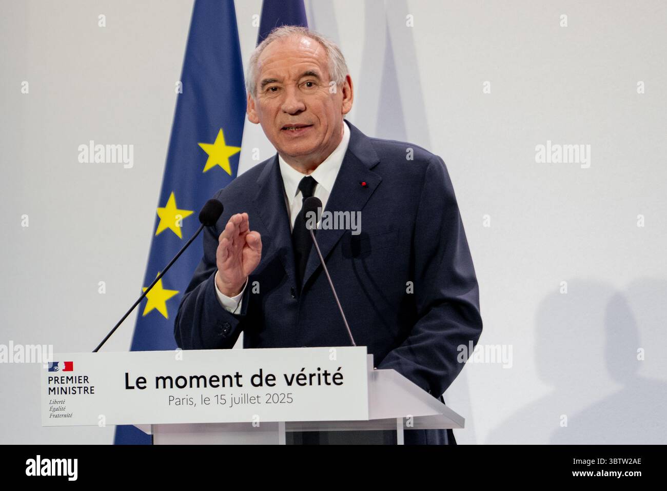 15 juillet 2025, Paris, France : le premier ministre français FRANÇOIS BAYROU présente les grandes lignes du budget 2026 lors d'une conférence de presse, exposant un plan de réduction de 44 milliards d'euros des dépenses publiques pour ramener le déficit national à 2,8% du PIB d'ici 2029. Les mesures comprennent la suppression d'un jour férié, la réforme de l'assurance-chômage, le remplacement de l'allocation fiscale des retraités par une déduction fixe et l'imposition de réductions de dépenses dans tous les ministères. Bayrou a confirmé que 2026 serait une année de ''croissance zéro'' pour les dépenses publiques, ce qui signifie aucune augmentation des prestations sociales malgré l'inflation. La défense reste Banque D'Images