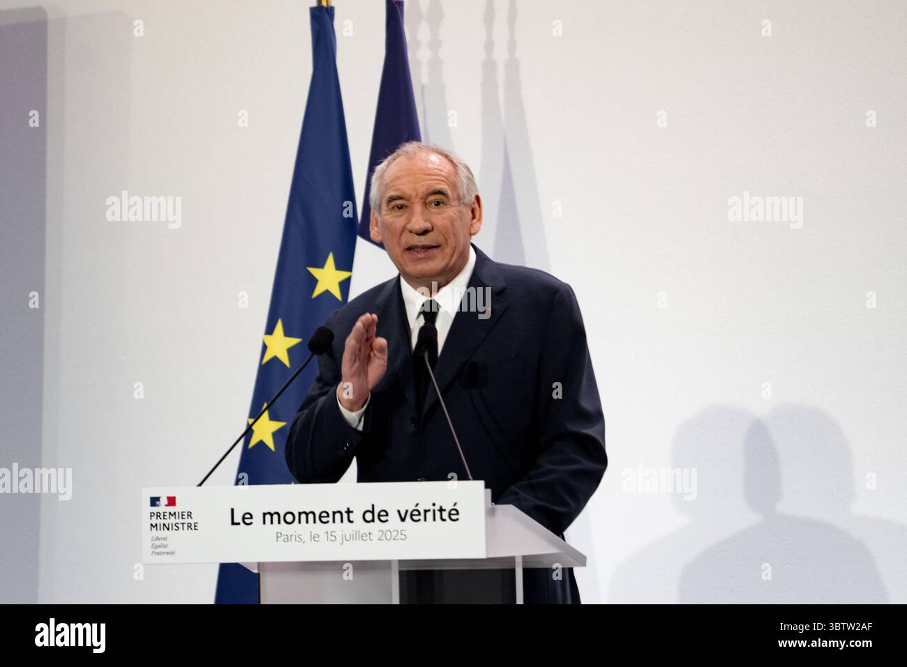 15 juillet 2025, Paris, France : le premier ministre français FRANÇOIS BAYROU présente les grandes lignes du budget 2026 lors d'une conférence de presse, exposant un plan de réduction de 44 milliards d'euros des dépenses publiques pour ramener le déficit national à 2,8% du PIB d'ici 2029. Les mesures comprennent la suppression d'un jour férié, la réforme de l'assurance-chômage, le remplacement de l'allocation fiscale des retraités par une déduction fixe et l'imposition de réductions de dépenses dans tous les ministères. Bayrou a confirmé que 2026 serait une année de ''croissance zéro'' pour les dépenses publiques, ce qui signifie aucune augmentation des prestations sociales malgré l'inflation. La défense reste Banque D'Images