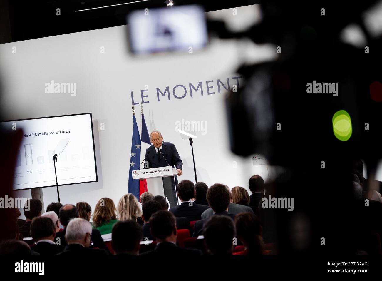 15 juillet 2025, Paris, France : le premier ministre français FRANÇOIS BAYROU présente les grandes lignes du budget 2026 lors d'une conférence de presse, exposant un plan de réduction de 44 milliards d'euros des dépenses publiques pour ramener le déficit national à 2,8% du PIB d'ici 2029. Les mesures comprennent la suppression d'un jour férié, la réforme de l'assurance-chômage, le remplacement de l'allocation fiscale des retraités par une déduction fixe et l'imposition de réductions de dépenses dans tous les ministères. Bayrou a confirmé que 2026 serait une année de ''croissance zéro'' pour les dépenses publiques, ce qui signifie aucune augmentation des prestations sociales malgré l'inflation. La défense reste Banque D'Images