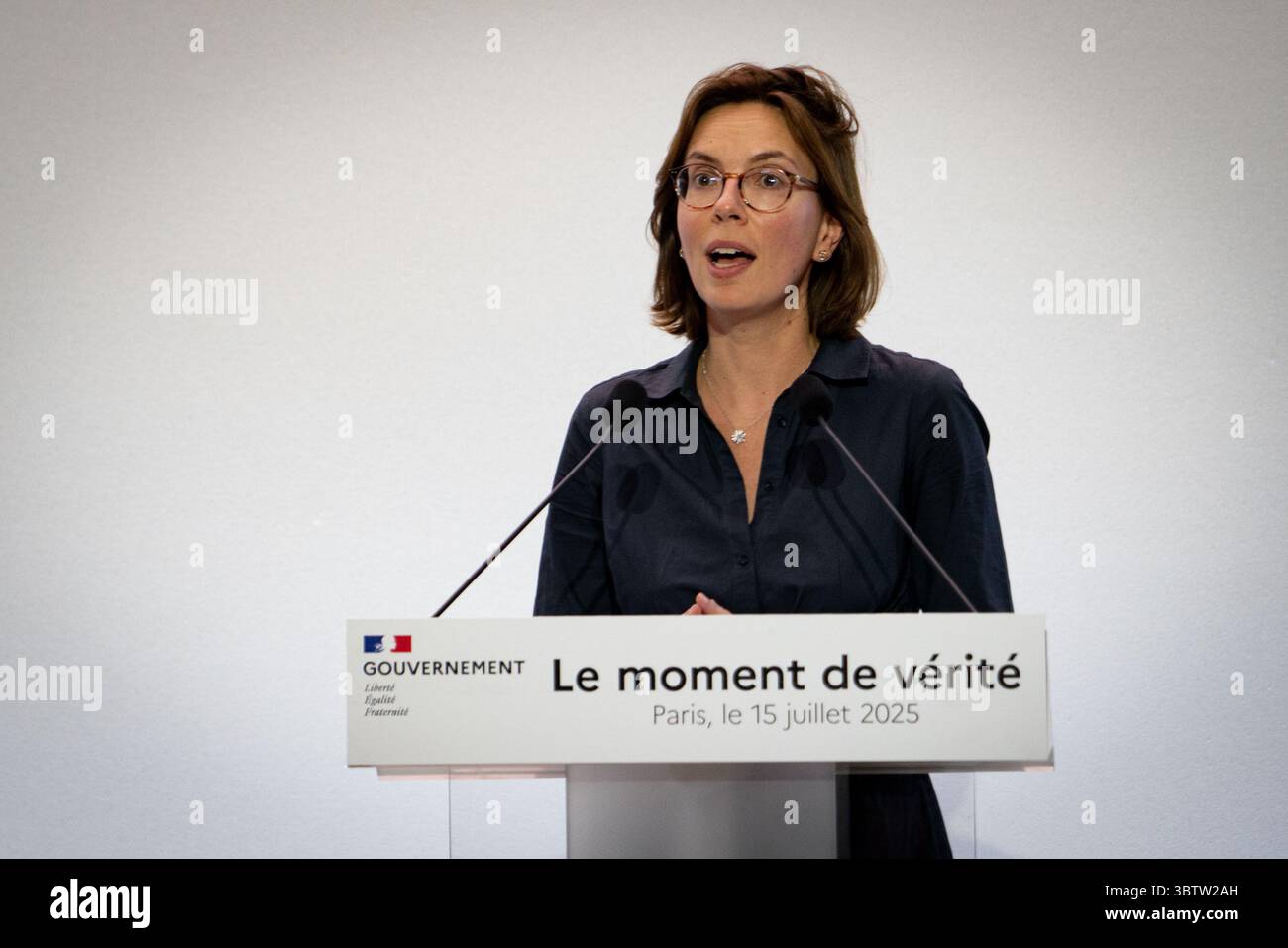 15 juillet 2025, Paris, France : le premier ministre français François Bayrou présente les grandes lignes du budget 2026 lors d'une conférence de presse, exposant un plan de réduction de 44 milliards d'euros des dépenses publiques pour ramener le déficit national à 2,8% du PIB d'ici 2029. Les mesures comprennent la suppression d'un jour férié, la réforme de l'assurance-chômage, le remplacement de l'allocation fiscale des retraités par une déduction fixe et l'imposition de réductions de dépenses dans tous les ministères. Bayrou a confirmé que 2026 serait une année de ''croissance zéro'' pour les dépenses publiques, ce qui signifie aucune augmentation des prestations sociales malgré l'inflation. La défense reste Banque D'Images