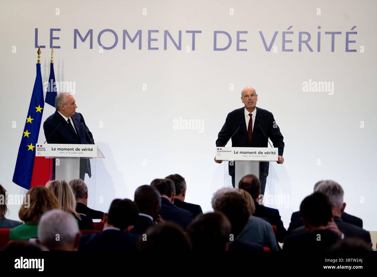 15 juillet 2025, Paris, France : le premier ministre français FRANÇOIS BAYROU présente les grandes lignes du budget 2026 lors d'une conférence de presse, exposant un plan de réduction de 44 milliards d'euros des dépenses publiques pour ramener le déficit national à 2,8% du PIB d'ici 2029. Les mesures comprennent la suppression d'un jour férié, la réforme de l'assurance-chômage, le remplacement de l'allocation fiscale des retraités par une déduction fixe et l'imposition de réductions de dépenses dans tous les ministères. Bayrou a confirmé que 2026 serait une année de ''croissance zéro'' pour les dépenses publiques, ce qui signifie aucune augmentation des prestations sociales malgré l'inflation. La défense reste Banque D'Images