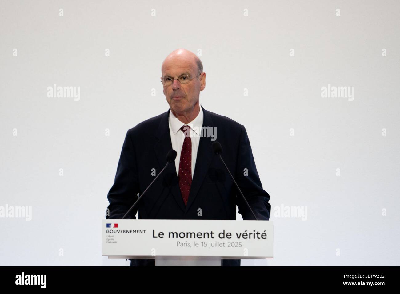 15 juillet 2025, Paris, France : le premier ministre français François Bayrou présente les grandes lignes du budget 2026 lors d'une conférence de presse, exposant un plan de réduction de 44 milliards d'euros des dépenses publiques pour ramener le déficit national à 2,8% du PIB d'ici 2029. Les mesures comprennent la suppression d'un jour férié, la réforme de l'assurance-chômage, le remplacement de l'allocation fiscale des retraités par une déduction fixe et l'imposition de réductions de dépenses dans tous les ministères. Bayrou a confirmé que 2026 serait une année de ''croissance zéro'' pour les dépenses publiques, ce qui signifie aucune augmentation des prestations sociales malgré l'inflation. La défense reste Banque D'Images