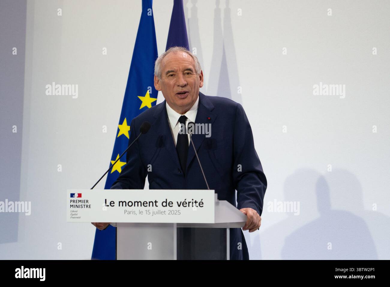 15 juillet 2025, Paris, France : le premier ministre français FRANÇOIS BAYROU présente les grandes lignes du budget 2026 lors d'une conférence de presse, exposant un plan de réduction de 44 milliards d'euros des dépenses publiques pour ramener le déficit national à 2,8% du PIB d'ici 2029. Les mesures comprennent la suppression d'un jour férié, la réforme de l'assurance-chômage, le remplacement de l'allocation fiscale des retraités par une déduction fixe et l'imposition de réductions de dépenses dans tous les ministères. Bayrou a confirmé que 2026 serait une année de ''croissance zéro'' pour les dépenses publiques, ce qui signifie aucune augmentation des prestations sociales malgré l'inflation. La défense reste Banque D'Images