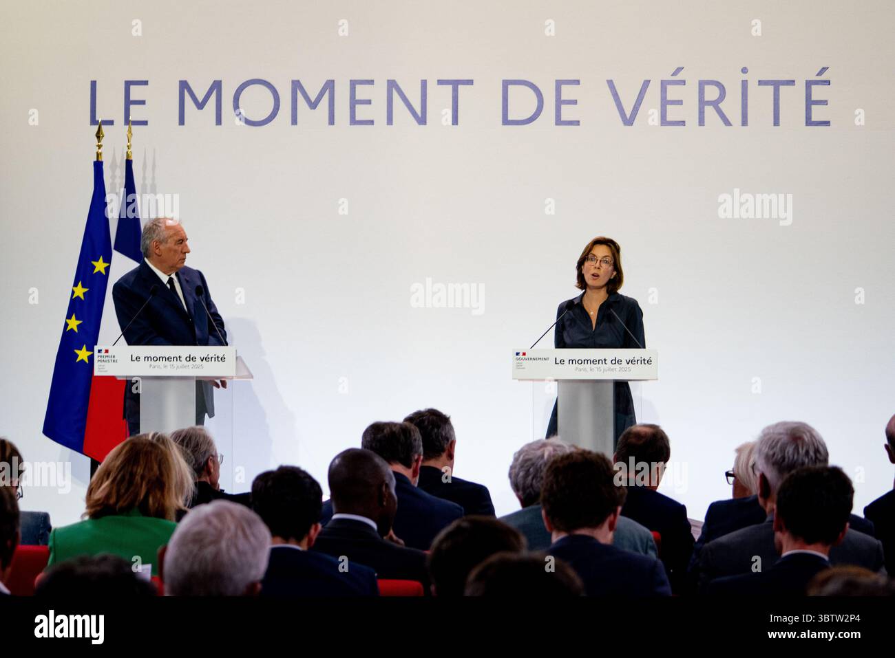 15 juillet 2025, Paris, France : le premier ministre français FRANÇOIS BAYROU présente les grandes lignes du budget 2026 lors d'une conférence de presse, exposant un plan de réduction de 44 milliards d'euros des dépenses publiques pour ramener le déficit national à 2,8% du PIB d'ici 2029. Les mesures comprennent la suppression d'un jour férié, la réforme de l'assurance-chômage, le remplacement de l'allocation fiscale des retraités par une déduction fixe et l'imposition de réductions de dépenses dans tous les ministères. Bayrou a confirmé que 2026 serait une année de ''croissance zéro'' pour les dépenses publiques, ce qui signifie aucune augmentation des prestations sociales malgré l'inflation. La défense reste Banque D'Images