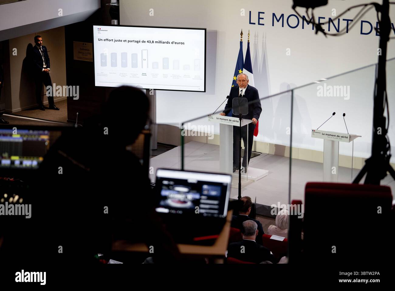 15 juillet 2025, Paris, France : le premier ministre français FRANÇOIS BAYROU présente les grandes lignes du budget 2026 lors d'une conférence de presse, exposant un plan de réduction de 44 milliards d'euros des dépenses publiques pour ramener le déficit national à 2,8% du PIB d'ici 2029. Les mesures comprennent la suppression d'un jour férié, la réforme de l'assurance-chômage, le remplacement de l'allocation fiscale des retraités par une déduction fixe et l'imposition de réductions de dépenses dans tous les ministères. Bayrou a confirmé que 2026 serait une année de ''croissance zéro'' pour les dépenses publiques, ce qui signifie aucune augmentation des prestations sociales malgré l'inflation. La défense reste Banque D'Images