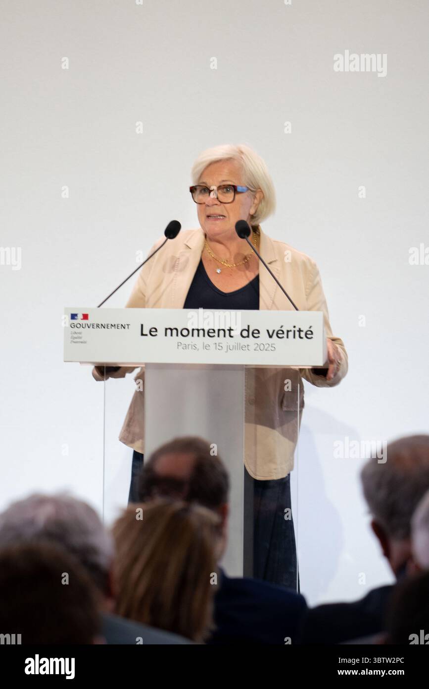 15 juillet 2025, Paris, France : le premier ministre français François Bayrou présente les grandes lignes du budget 2026 lors d'une conférence de presse, exposant un plan de réduction de 44 milliards d'euros des dépenses publiques pour ramener le déficit national à 2,8% du PIB d'ici 2029. Les mesures comprennent la suppression d'un jour férié, la réforme de l'assurance-chômage, le remplacement de l'allocation fiscale des retraités par une déduction fixe et l'imposition de réductions de dépenses dans tous les ministères. Bayrou a confirmé que 2026 serait une année de ''croissance zéro'' pour les dépenses publiques, ce qui signifie aucune augmentation des prestations sociales malgré l'inflation. La défense reste Banque D'Images