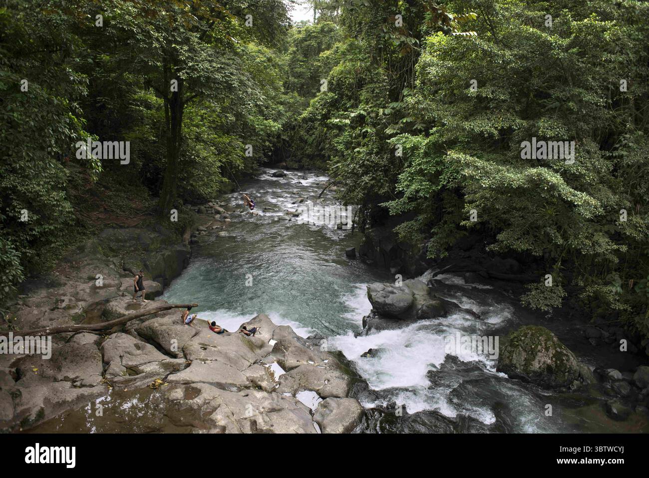 28 octobre 2016, Costa Rica : vue depuis le pont de Rio de la Fortuna, Costa Rica. Forêt tropicale, rivière la Fortuna, province d'Alajuela, Costa Rica, Amérique centrale (crédit image : © Sergi Reboredo/ZUMA Wire) Banque D'Images