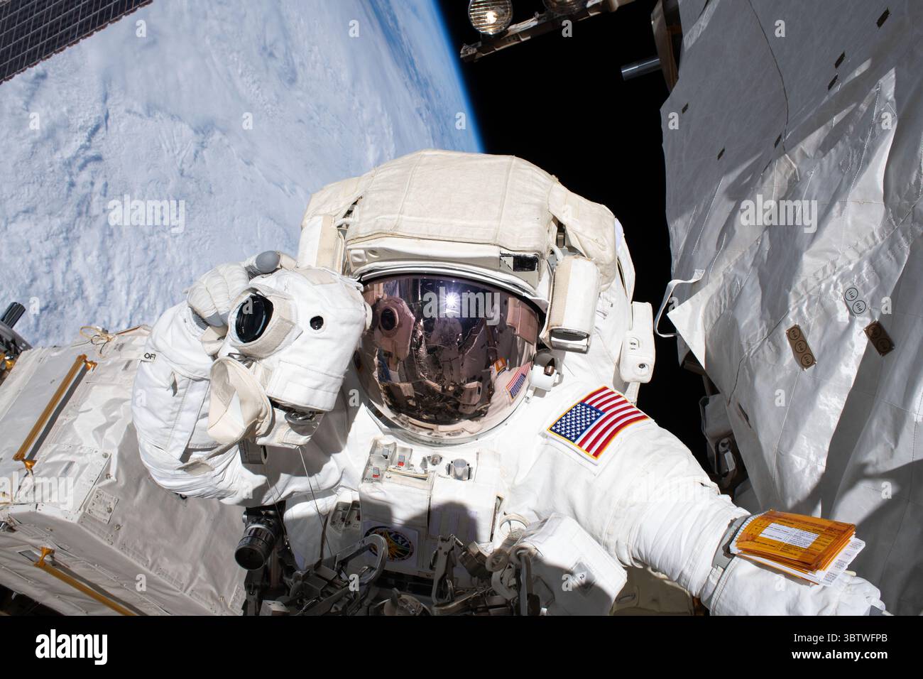 22 novembre 2019, atmosphère terrestre : Andrew Morgan, astronaute de la NASA et marcheur spatial, se prépare à prendre une photo avec un appareil photo protégé des dangers de la microgravité par un blindage. Lui et son collègue astronaute Luca Parmitano (hors cadre) menaient la deuxième sortie dans l'espace pour réparer le détecteur de particules cosmiques de la Station spatiale internationale, le spectromètre magnétique Alpha. (Crédit image : © NASA/ZUMA Wire/ZUMAPRESS.com) Banque D'Images