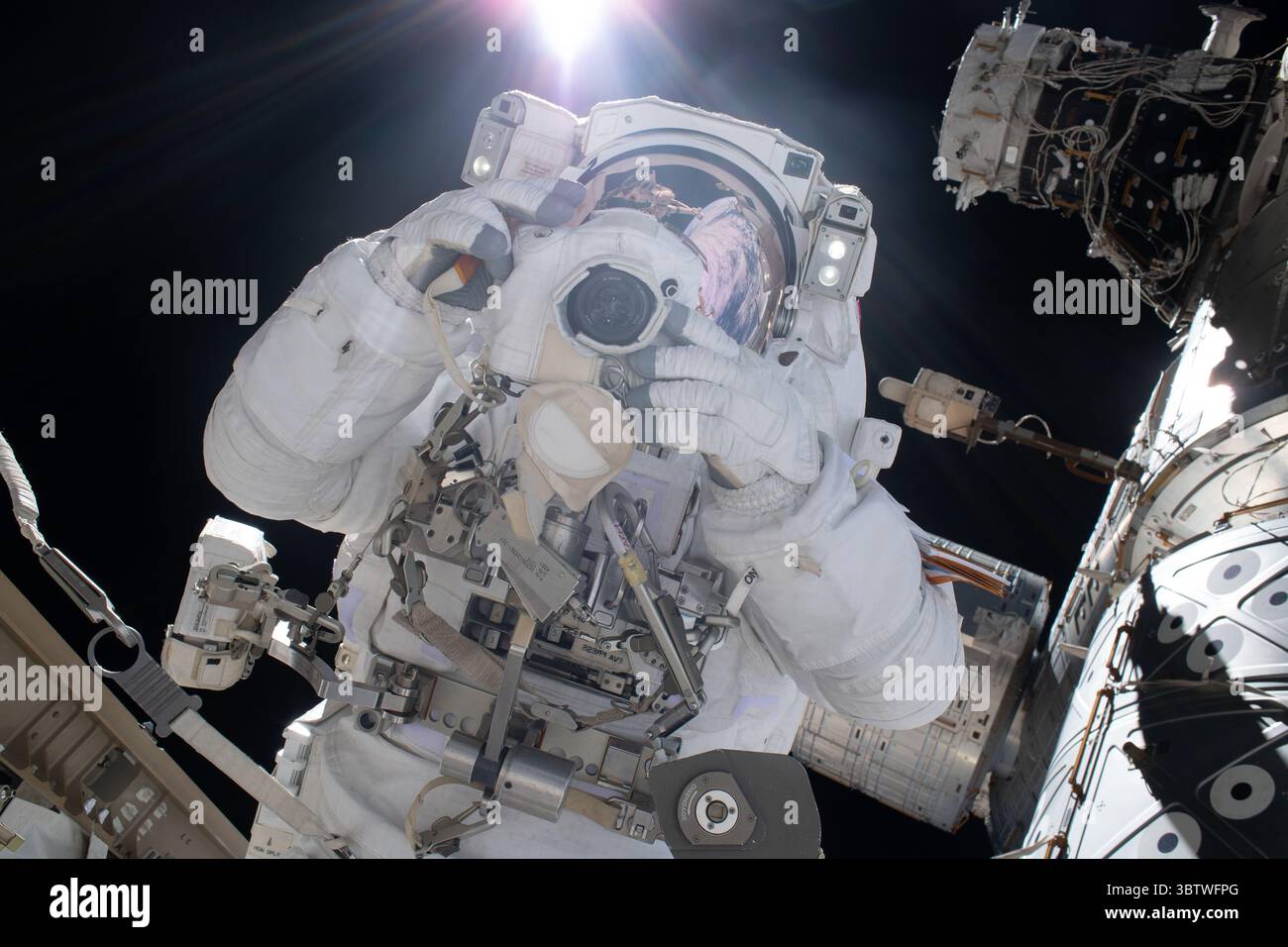 22 novembre 2019, atmosphère terrestre : L'astronaute et marcheur Luca Parmitano de l'ESA (Agence spatiale européenne) prend une photo avec un appareil photo protégé des dangers de la microgravité par un blindage. Lui et son collègue astronaute Andrew Morgan (hors cadre) menaient la deuxième sortie dans l'espace pour réparer le détecteur de particules cosmiques de la Station spatiale internationale, le spectromètre magnétique Alpha. (Crédit image : © NASA/ZUMA Wire/ZUMAPRESS.com) Banque D'Images