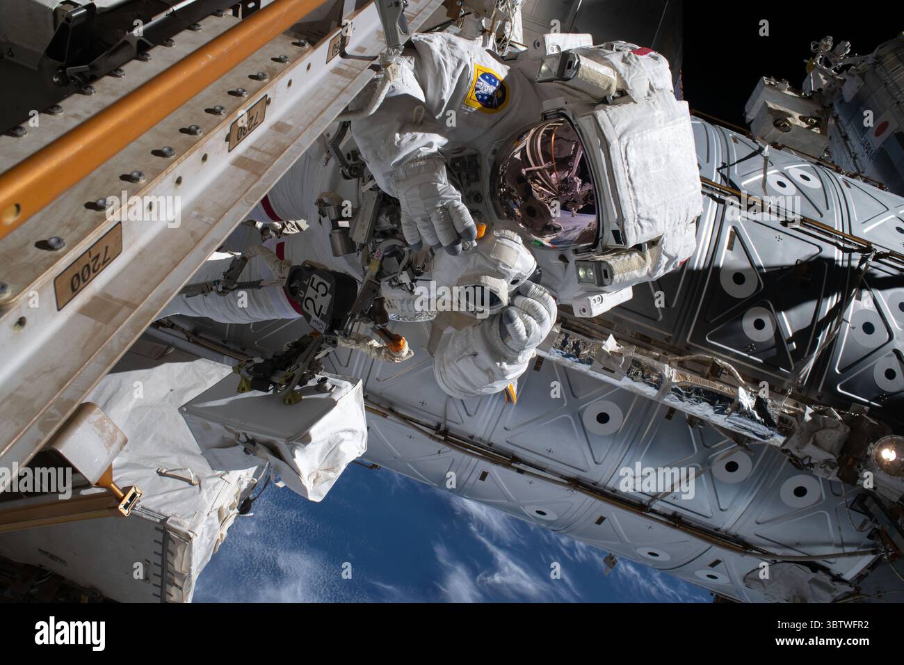 22 novembre 2019, atmosphère terrestre : L'astronaute Luca Parmitano de l'ESA (Agence spatiale européenne) est photographié tenant une caméra protégée des dangers de la microgravité par un blindage lors de la deuxième sortie dans l'espace pour réparer le détecteur de particules cosmiques de la Station spatiale internationale, le spectromètre magnétique Alpha. (Crédit image : © NASA/ZUMA Wire/ZUMAPRESS.com) Banque D'Images
