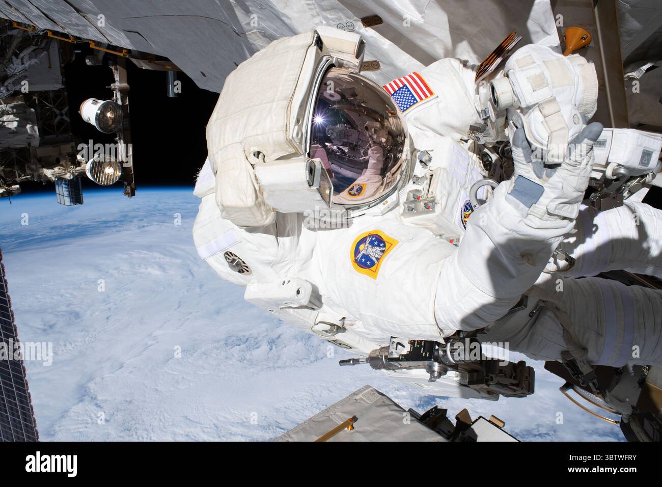 22 novembre 2019, atmosphère terrestre : l'astronaute de la NASA et marcheur de l'espace Andrew Morgan pointe son appareil photo, protégé des dangers de la microgravité par un blindage, vers lui pour prendre un "selfie spatial" hors de ce monde. Lui et son collègue astronaute Luca Parmitano (hors cadre) effectuaient la deuxième sortie dans l'espace pour réparer le détecteur de particules cosmiques de la Station spatiale internationale, le spectromètre magnétique Alpha (crédit image : © NASA/ZUMA Wire/ZUMAPRESS.com) Banque D'Images