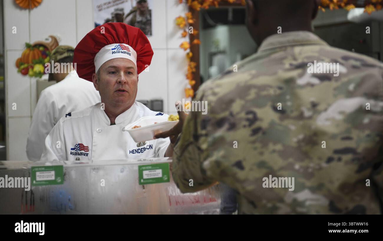 28 novembre 2019, Ali Al Salem, Koweït : le colonel Rod Simpson de l'US Air Force, commandant de la 386e escadre expéditionnaire aérien, à gauche, sert le dîner de Thanksgiving à un aviateur à la base aérienne Ali Al Salem le 28 novembre 2019 à Ali Al Salem, Koweït. (Crédit image : © Lane T. Plummer/Planetpix/Planet Pix via ZUMA Wire) Banque D'Images