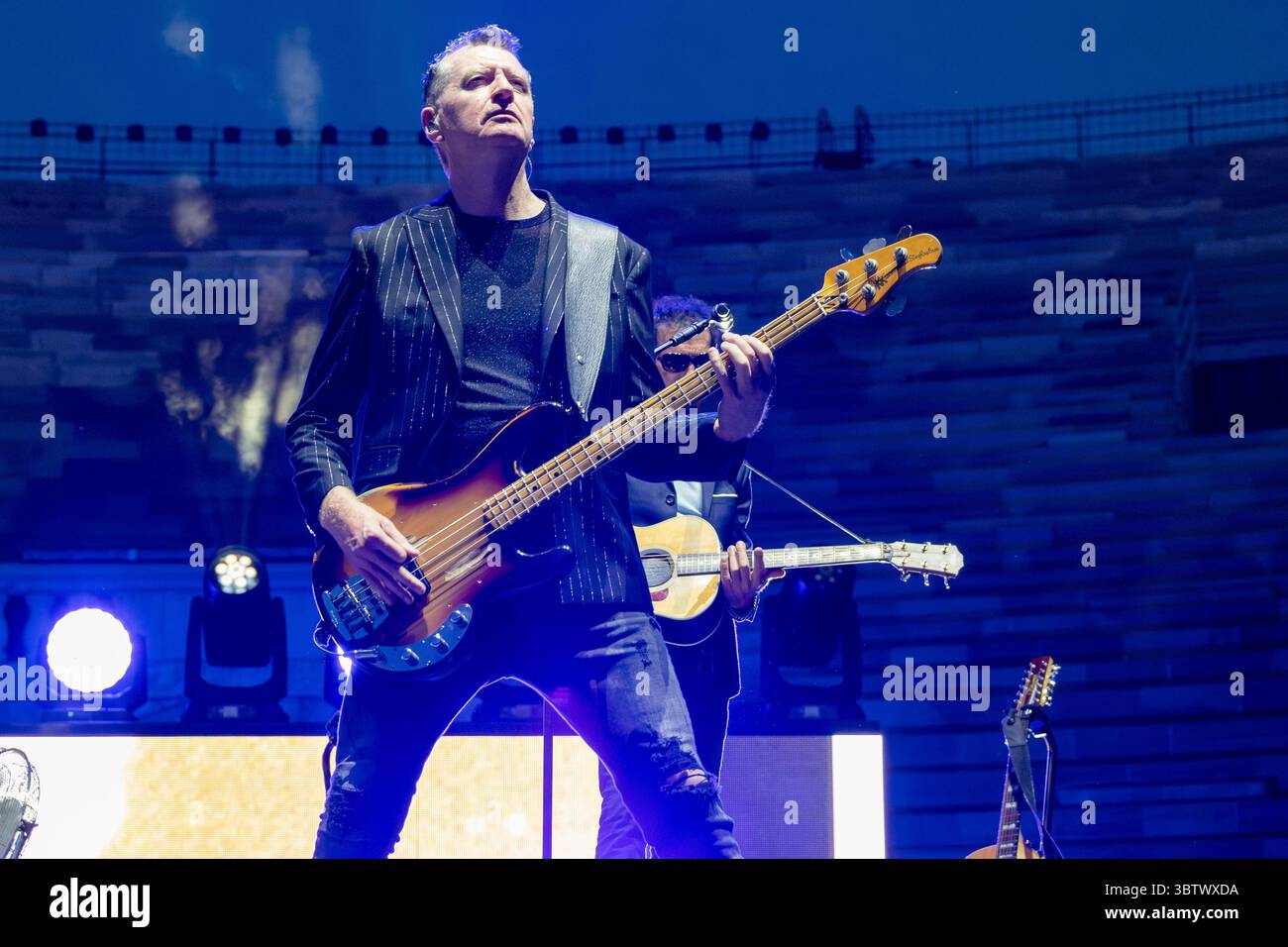 Vérone, Italie. 16 juillet 2025. GED Grimes, bassiste de simple Minds sur scène lors de leur concert live à l'Arena di Verona. 7 juillet 2025, Vérone Italie. Crédit : Agence photo indépendante/Alamy Live News Banque D'Images