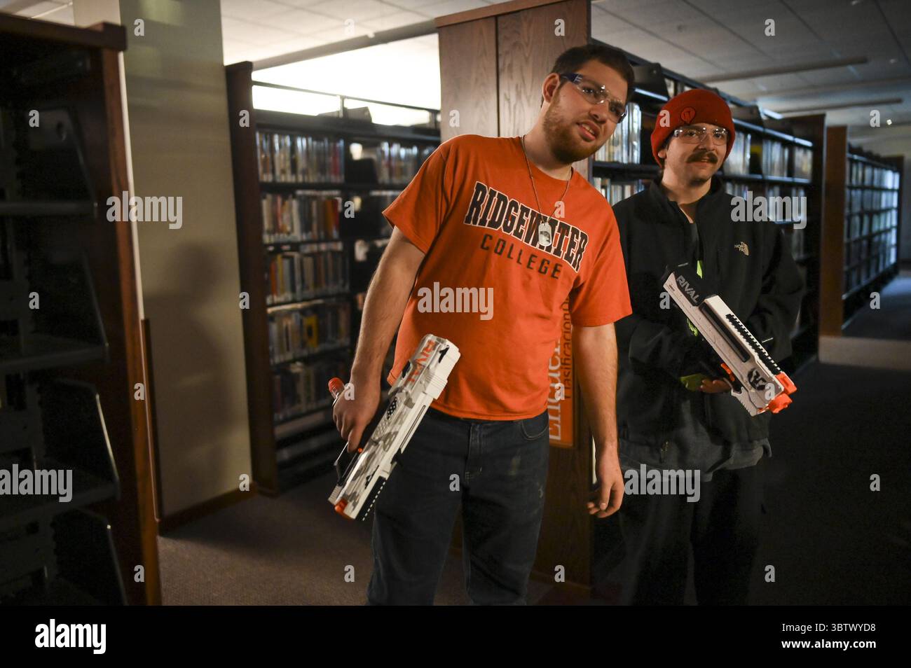 25 octobre 2019, Willmar, MN, USA : de gauche à droite, Nick Vanderkooi, 20 ans, étudiant au Ridgewater College, et David Hernandez, 19 ans, un employé de McDonalds, étaient des amis rapides alors qu'ils prenaient part à la bataille d'armes de la NERF de vendredi soir ''Humans vs Zombies'' à la bibliothèque publique de Willmar le 25 octobre 2019 à Willmar, Minnesota. (crédit image : © TNS via ZUMA Wire) Banque D'Images