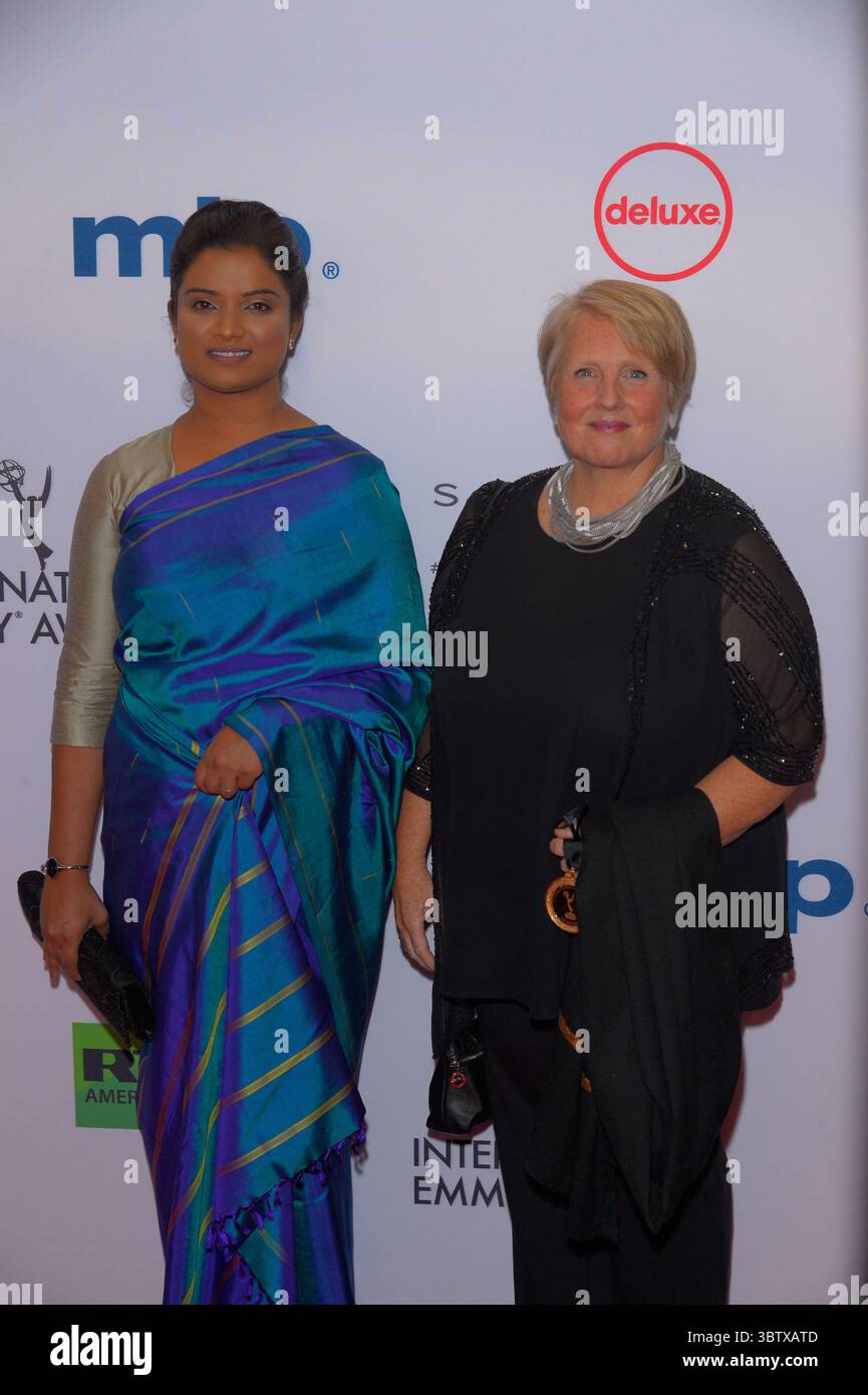25 novembre 2019, New York, États-Unis : NEW YORK, ÉTATS-UNIS - NOVEMBRE 25 2019 : Sadhana Subramaniam et Ingrid Falck assistent aux International Emmy Awards 2019 au New York Hilton à New York. (Crédit image : © Ron Adar/SOPA images via ZUMA Wire) Banque D'Images