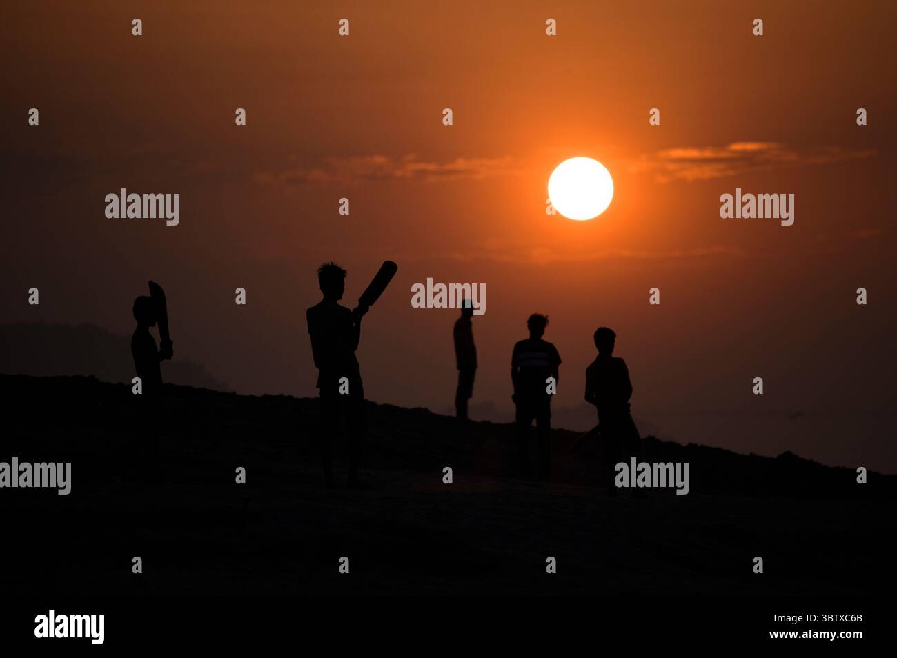 2 décembre 2019, Guwahati, Assam, Inde : enfants jouant au cricket sur les rives du Brahmapoutre. (Crédit image : © David Talukdar/ZUMA Wire) Banque D'Images