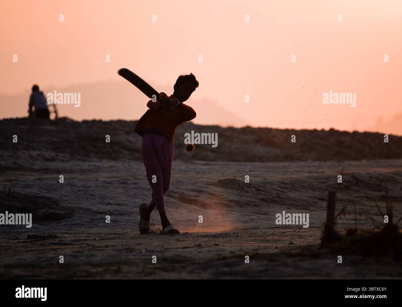 2 décembre 2019, Guwahati, Assam, Inde : enfants jouant au cricket sur les rives du Brahmapoutre. (Crédit image : © David Talukdar/ZUMA Wire) Banque D'Images