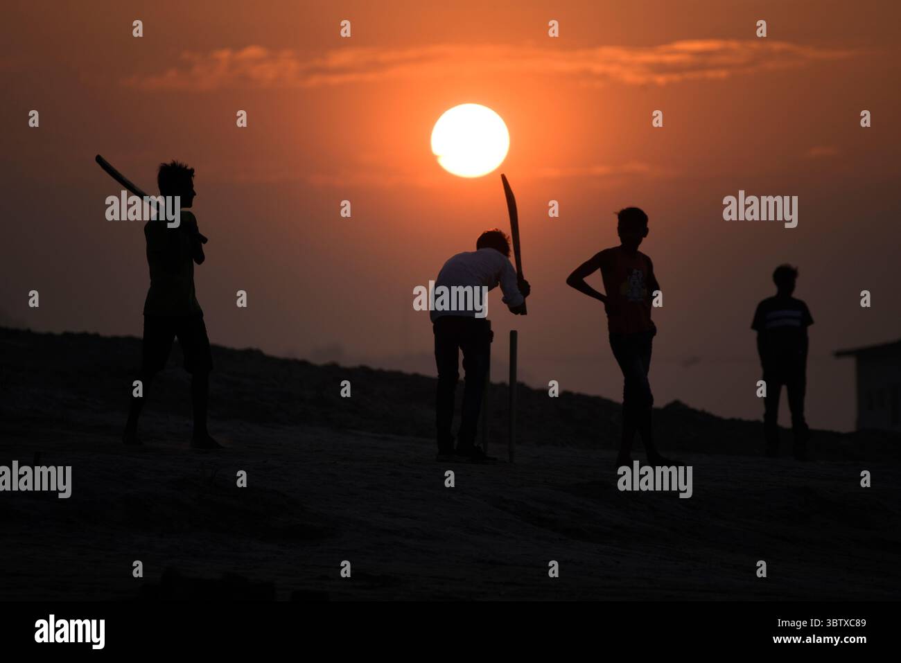 2 décembre 2019, Guwahati, Assam, Inde : enfants jouant au cricket sur les rives du Brahmapoutre. (Crédit image : © David Talukdar/ZUMA Wire) Banque D'Images
