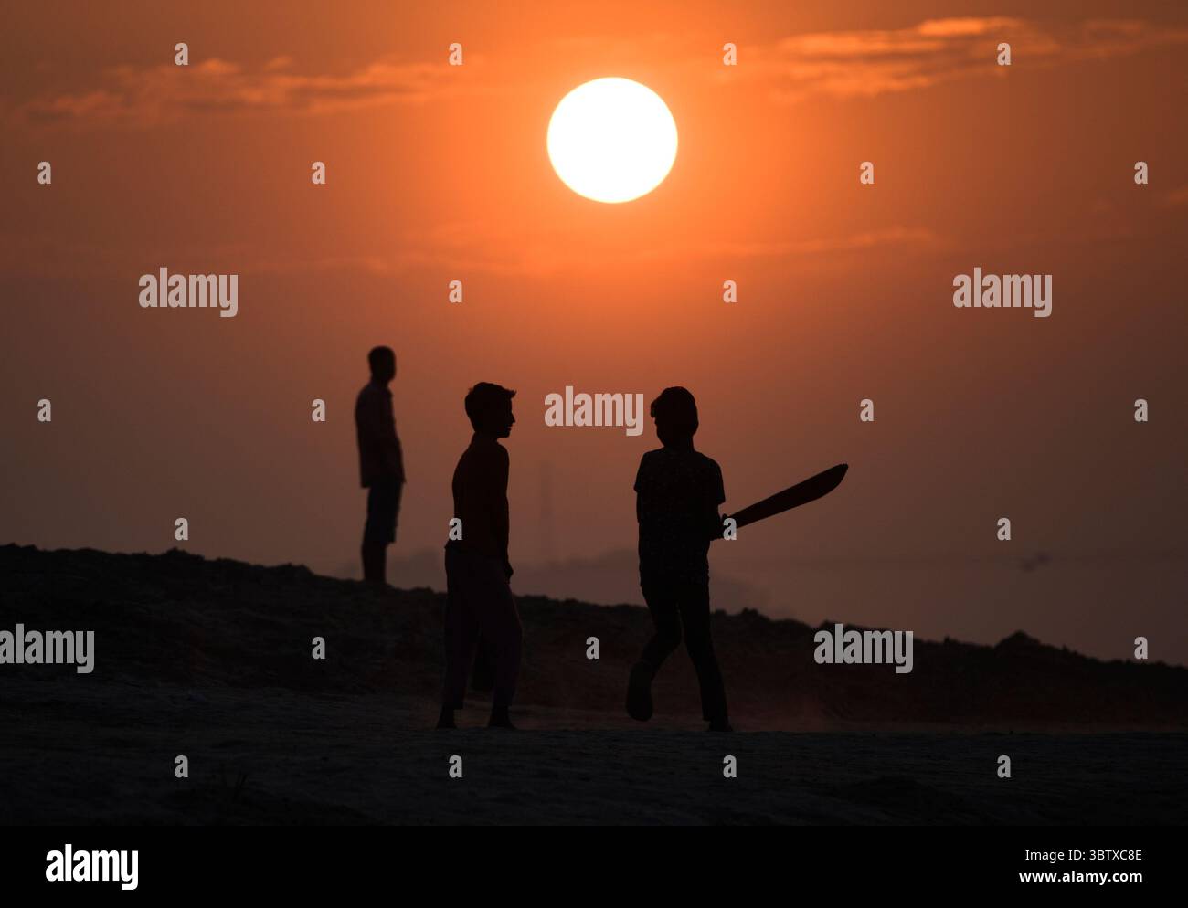 2 décembre 2019, Guwahati, Assam, Inde : enfants jouant au cricket sur les rives du Brahmapoutre. (Crédit image : © David Talukdar/ZUMA Wire) Banque D'Images