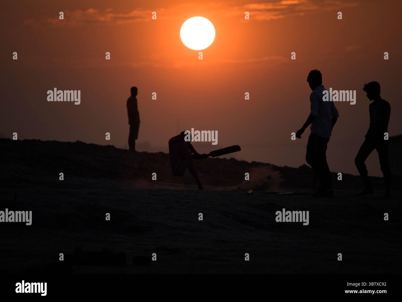 2 décembre 2019, Guwahati, Assam, Inde : enfants jouant au cricket sur les rives du Brahmapoutre. (Crédit image : © David Talukdar/ZUMA Wire) Banque D'Images