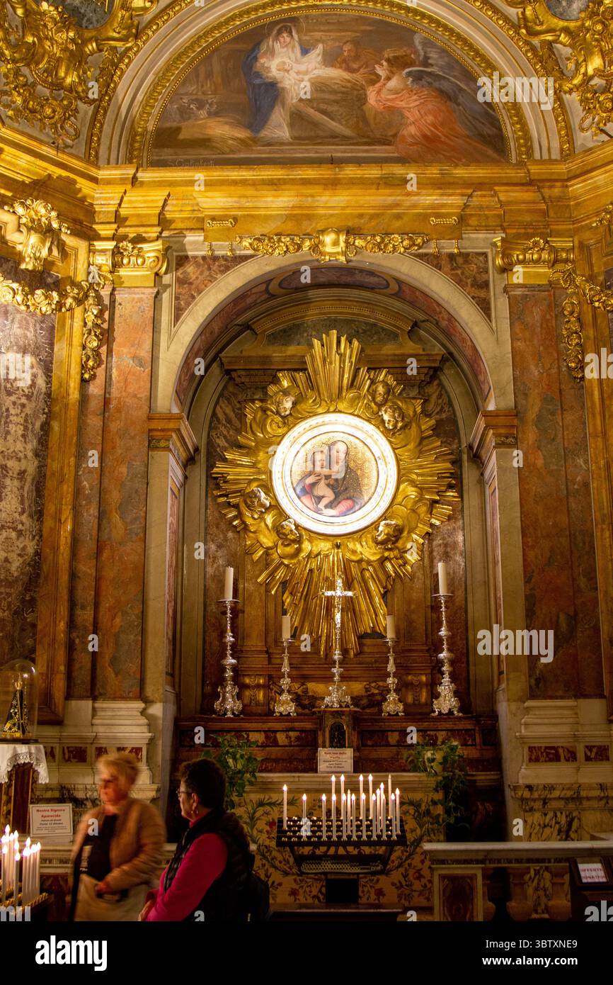 Rome, Italie ; 03 16 2025 ; touristes à l'intérieur de la célèbre Basilique Sant'Andrea della Valle. Banque D'Images