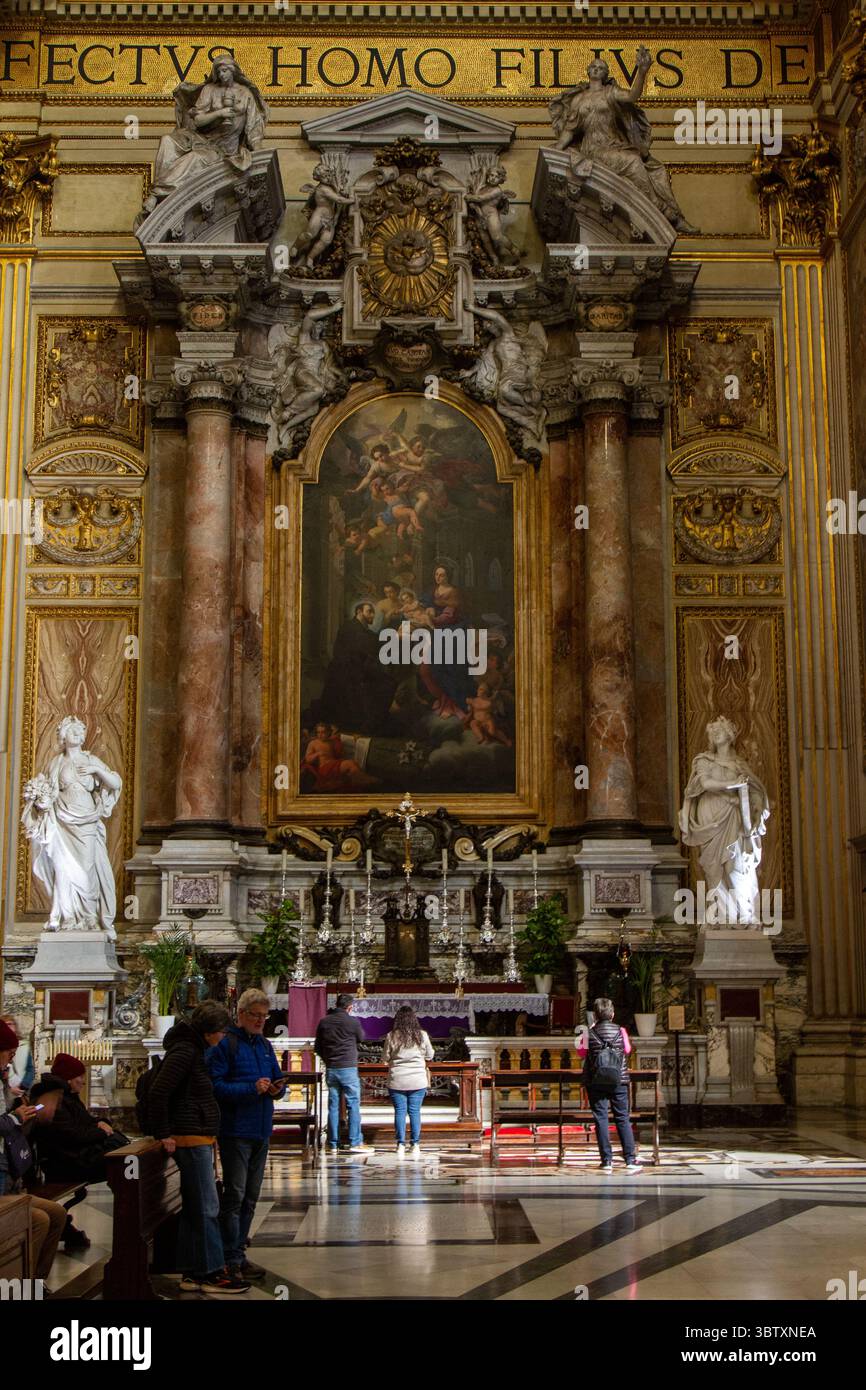 Rome, Italie ; 03 16 2025 ; touristes à l'intérieur de la célèbre Basilique Sant'Andrea della Valle. Banque D'Images