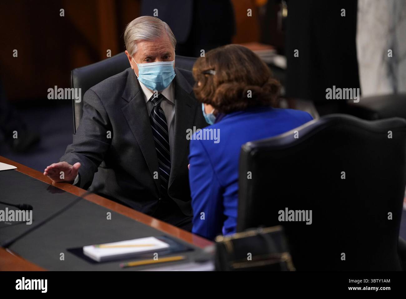 12 octobre 2020, Washington, District de Columbia, États-Unis : la sénatrice des États-Unis Lindsey Graham (républicaine de Caroline du Sud), présidente de la Commission judiciaire du Sénat américain, porte un masque de protection en parlant à la sénatrice américaine Dianne Feinstein (démocrate de Californie), membre de rang de la Commission judiciaire du Sénat américain, lors d'une audience de confirmation à Washington, D.C. (États-Unis), lundi 12 oct. 2020. les électeurs auront leur premier regard de près sur la juge Amy Coney Barrett lors des audiences qui commencent aujourd'hui et sont presque certains de conduire à ce que le candidat du président Donald Trump à la Cour suprême soit placé à la haute cour Banque D'Images