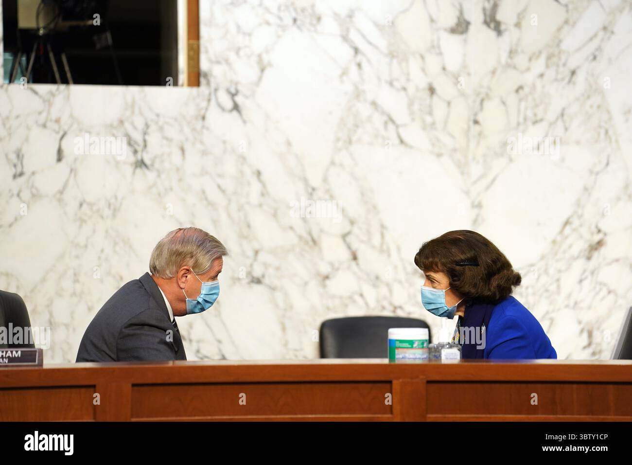 12 octobre 2020, Washington, District de Columbia, États-Unis : sénatrice des États-Unis Lindsey Graham (républicaine de Caroline du Sud), présidente de la Commission judiciaire du Sénat américain et sénatrice américaine Dianne Feinstein (démocrate de Californie), membre de rang de la Commission judiciaire du Sénat américain préparant l'audience de confirmation de la juge Amy Coney Barrett au Capitol Hill à Washington, DC le 12 octobre 2020 (image crédit : © Erin Schaff - Pool via CNP/CNP via ZUMA Wire) Banque D'Images