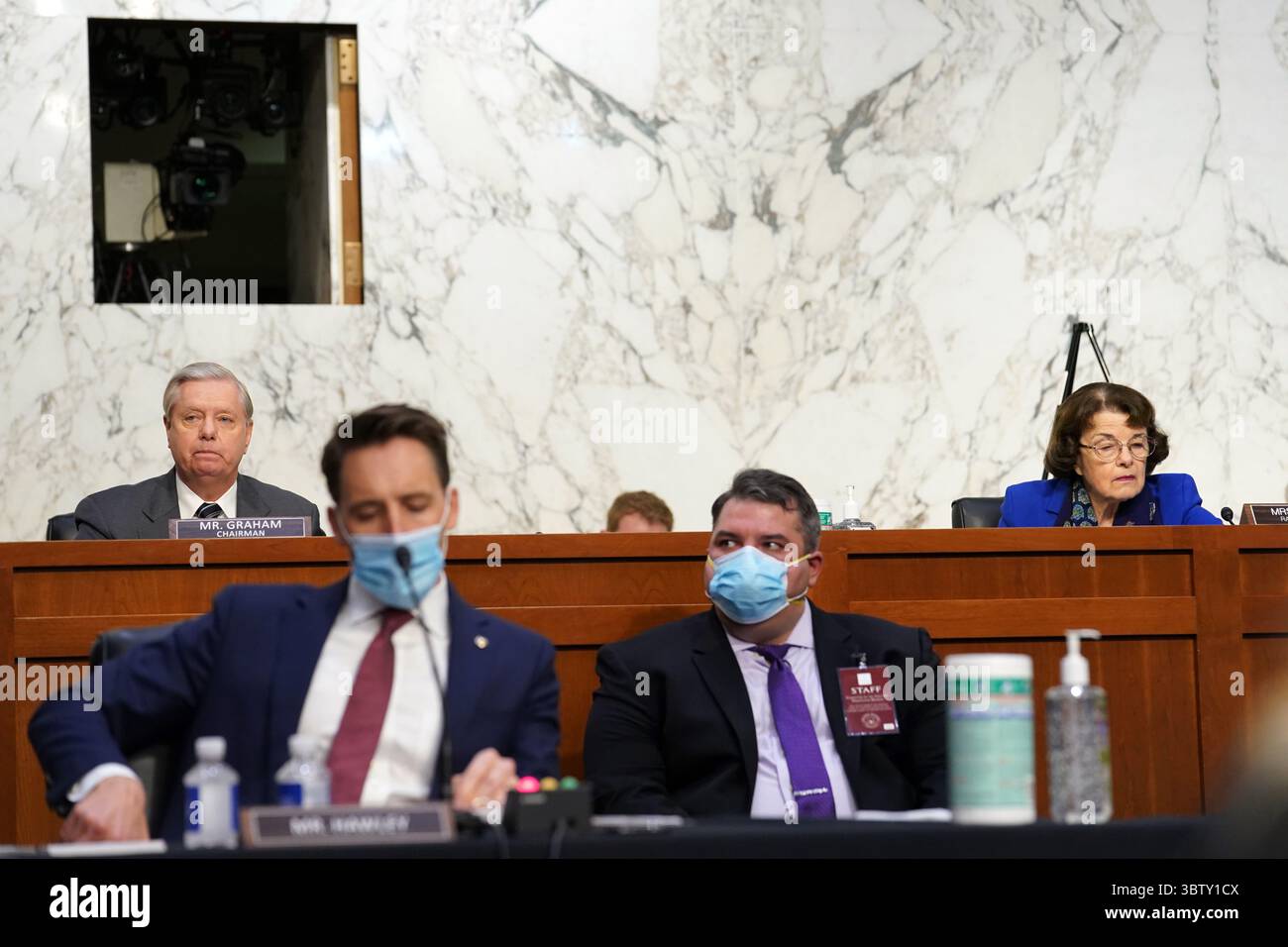 12 octobre 2020, Washington, District de Columbia, États-Unis : sénatrice des États-Unis Lindsey Graham (républicaine de Caroline du Sud), présidente de la Commission judiciaire du Sénat américain, à gauche, et sénatrice américaine Dianne Feinstein (démocrate de Californie), membre de rang, Commission judiciaire du Sénat américain lors de l'audience de confirmation du Sénat du juge Amy Coney Barrettâ€ ™ sur Capitol Hill à Washington, DC, le 12 octobre 2020 (image crédit : © Erin Schaff - Pool via CNP/CNP via ZUMA Wire) Banque D'Images