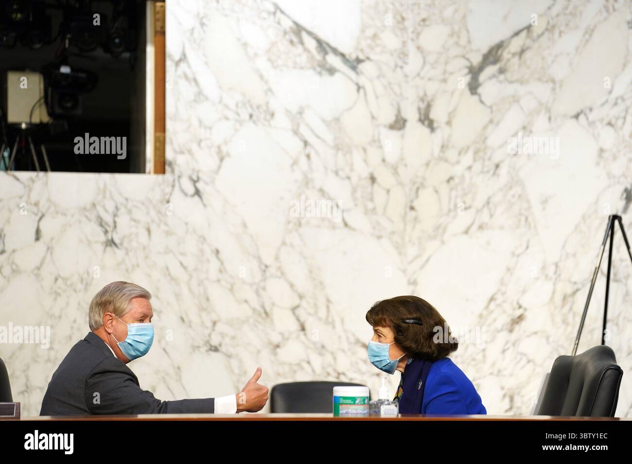 12 octobre 2020, Washington, District de Columbia, États-Unis : sénatrice des États-Unis Lindsey Graham (républicaine de Caroline du Sud), présidente de la Commission judiciaire du Sénat américain et sénatrice américaine Dianne Feinstein (démocrate de Californie), membre de rang de la Commission judiciaire du Sénat américain préparant l'audience de confirmation de la juge Amy Coney Barrett au Capitol Hill à Washington, DC le 12 octobre 2020 (image crédit : © Erin Schaff - Pool via CNP/CNP via ZUMA Wire) Banque D'Images
