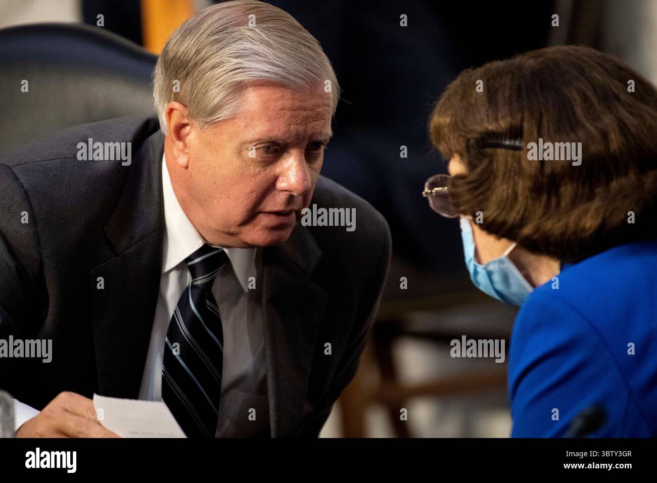 12 octobre 2020, Washington, District de Columbia, États-Unis : sénatrice des États-Unis Lindsey Graham (républicaine de Caroline du Sud), présidente du Comité judiciaire du Sénat américain, à gauche, entretien avec la sénatrice américaine Dianne Feinstein (démocrate de Californie), membre de rang, Comité judiciaire du Sénat américain lors de l'audience de confirmation du candidat à la Cour suprême américaine Amy Coney Barrett dans le Hart Building à Washington le lundi 12 octobre 2020 (image de crédit : © Caroline Brehman - via Pool CNP) Banque D'Images