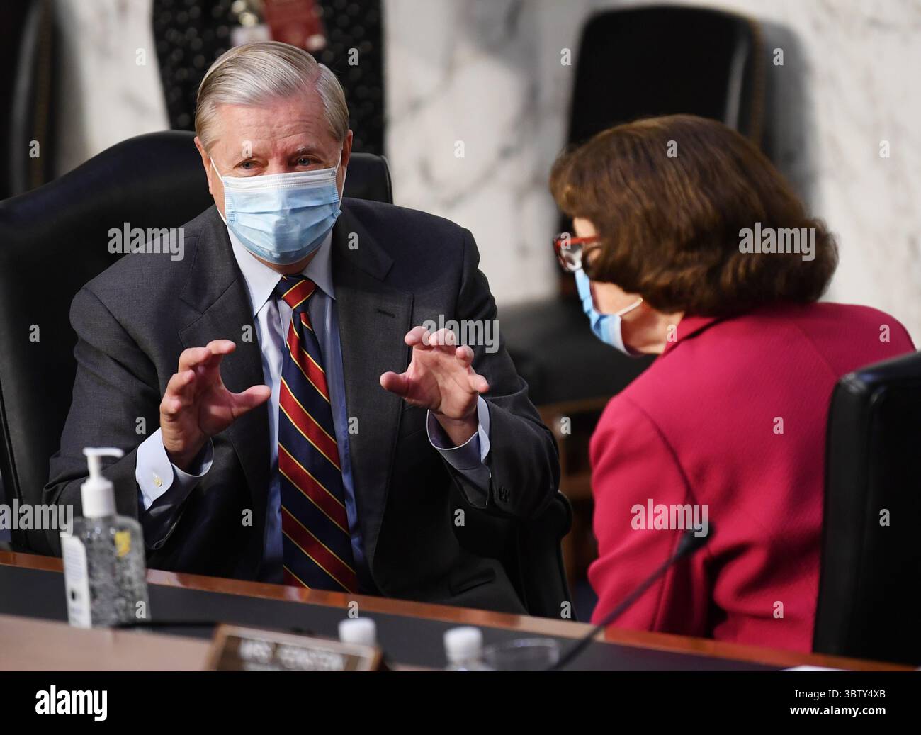 13 octobre 2020, Washington, District de Columbia, États-Unis : la sénatrice des États-Unis Lindsey Graham (républicaine de Caroline du Sud), présidente de la Commission judiciaire du Sénat américain et la sénatrice américaine Dianne Feinstein (démocrate de Californie), membre de rang de la Commission judiciaire du Sénat américain, échangent des mots lorsque la juge Amy Coney Barrett comparaît devant la Commission judiciaire du Sénat américain le deuxième jour de ses audiences de confirmation pour devenir juge associée de la Cour suprême des États-Unis, au Capitole à Washington, DC, le mardi 13 octobre 2020. Les audiences devraient durer quatre jours. Si confirmé, Barrett re Banque D'Images