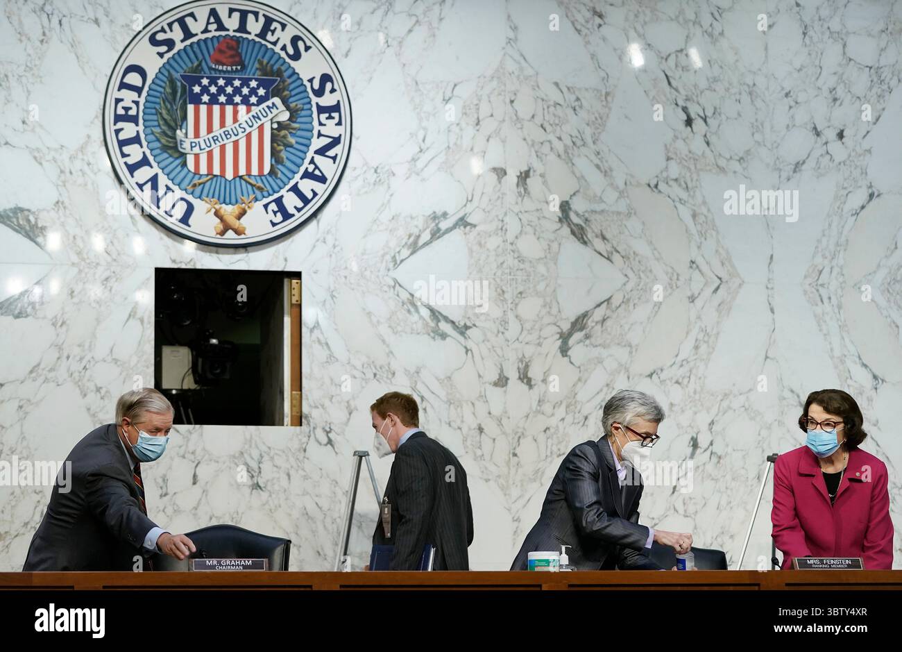 13 octobre 2020, Washington, District de Columbia, États-Unis : la sénatrice des États-Unis Lindsey Graham (républicaine de Caroline du Sud), présidente de la Commission judiciaire du Sénat américain (l) et la sénatrice américaine Dianne Feinstein (démocrate de Californie), membre de rang de la Commission judiciaire du Sénat américain (R) assistent à la deuxième journée de l'audience de confirmation de la Cour suprême pour la juge Amy Coney Barrett au Capitol Hill le 13 octobre 2020 à Washington, DC. Barrett a été nommée par le président Donald Trump pour combler le poste laissé vacant par la juge Ruth Bader Ginsburg qui est décédée en septembre (Credit image : © Drew Angerer - piscine via CNP Banque D'Images