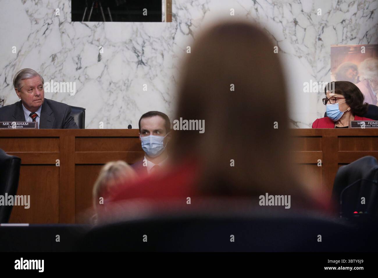 13 octobre 2020, Washington, District de Columbia, États-Unis : le sénateur des États-Unis Lindsey Graham (républicaine de Caroline du Sud), président du Comité judiciaire du Sénat américain regarde dans la direction de la sénatrice américaine Dianne Feinstein (démocrate de Californie), membre de rang, Comité judiciaire du Sénat américain au cours de la deuxième journée des audiences de confirmation du comité sur la nomination du juge Amy Coney Barrett à la Cour suprême des États-Unis au Capitol Hill, aux États-Unis, 13 octobre 2020 (crédit image : © Leah Millis - piscine via CNP/CNP via ZUMA Wire) Banque D'Images