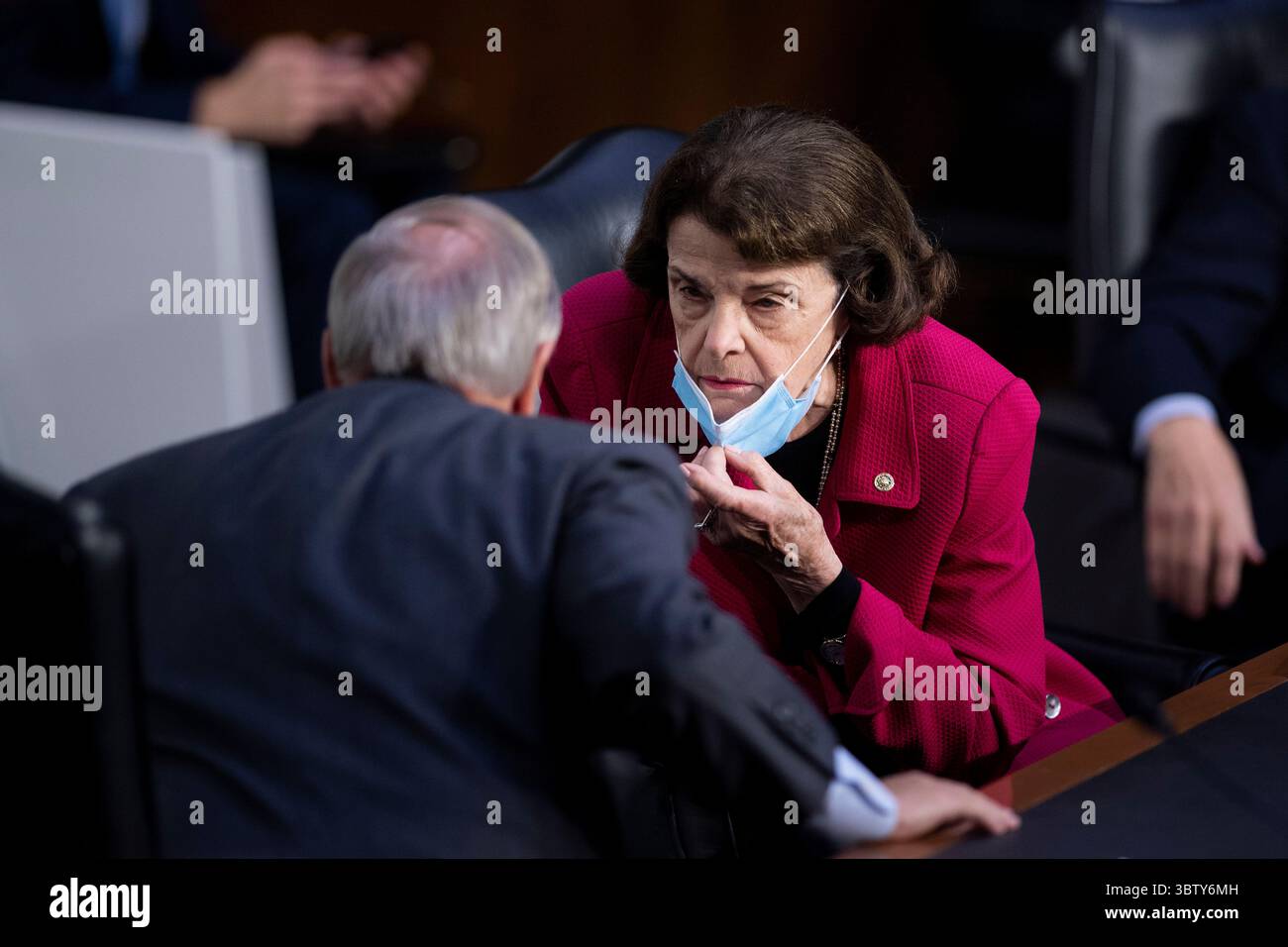 13 octobre 2020, Washington, District de Columbia, États-Unis : la sénatrice des États-Unis Lindsey Graham (républicaine de Caroline du Sud), présidente de la Commission judiciaire du Sénat américain et la sénatrice américaine Dianne Feinstein (démocrate de Californie), membre de rang de la Commission judiciaire du Sénat américain discutent lors de l'audience de confirmation de la juge Amy Coney Barrett, qui a été nommée par le président américain Donald Trump pour occuper le siège de Ruth Bader Ginsburg à la Cour suprême des États-Unis, devant l'audience de confirmation de la Commission judiciaire du Capitol Hill le 13 octobre 2020, DC (crédit image : © Brendan Smialowski - po Banque D'Images