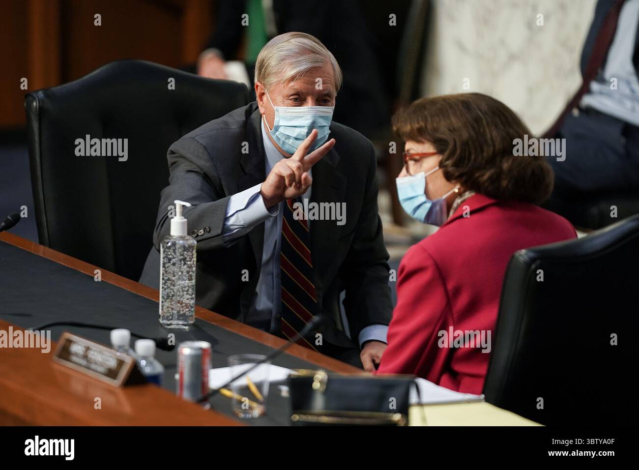 13 octobre 2020, Washington, District de Columbia, États-Unis : le sénateur des États-Unis Lindsey Graham (républicaine de Caroline du Sud), présidente de la Commission judiciaire du Sénat des États-Unis gestes à la sénatrice des États-Unis Dianne Feinstein (démocrate de Californie), membre de rang de la Commission judiciaire du Sénat des États-Unis au cours de la deuxième journée de l'audience de confirmation de la juge Amy Coney Barrett, nommée à la Cour suprême du président Donald Trumpâ, le mardi 13 octobre 2020 (image : © Greg Nash via CNP/CNP via ZUMA Wire) Banque D'Images