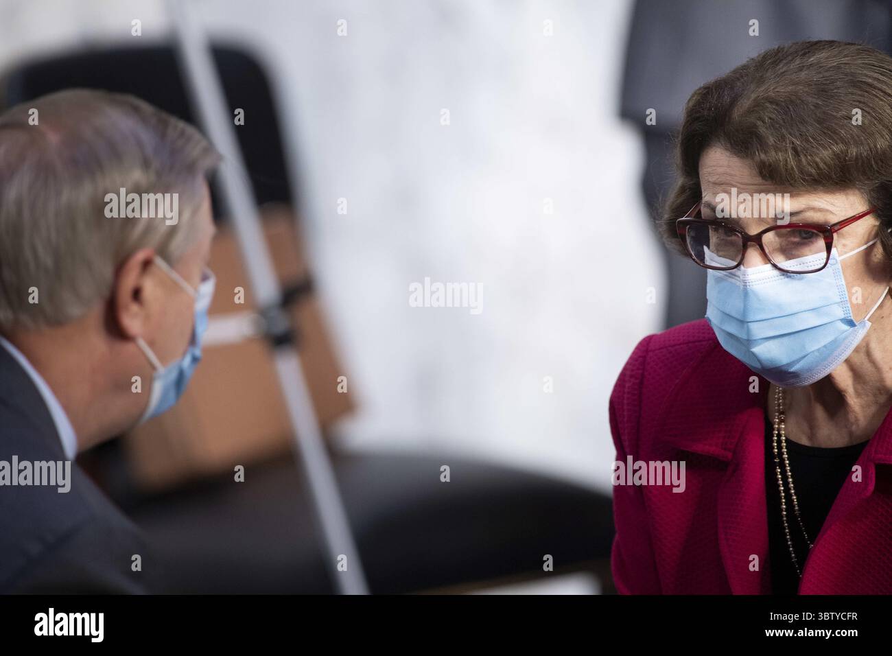 13 octobre 2020, Washington, District de Columbia, États-Unis : Lindsey Graham (républicaine de Caroline du Sud), présidente du Comité judiciaire du Sénat américain et Dianne Feinstein (démocrate de Californie), membre de rang du Comité judiciaire du Sénat américain, s'expriment devant la juge Amy Coney Barrett, qui a été nommée par le président américain Donald Trump pour occuper le siège de Ruth Bader Ginsburg à la Cour suprême des États-Unis, audience de confirmation devant le Comité judiciaire du Sénat sur Capitol Hill le 13 octobre 2020, DC (crédit image : © Brendan Smiski Pool Waloski Banque D'Images