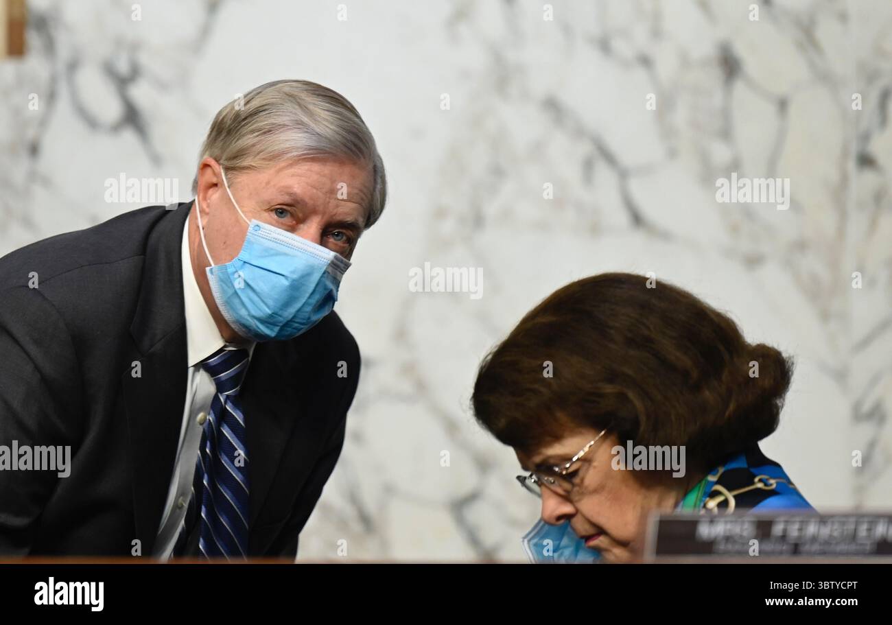 14 octobre 2020, Washington, District de Columbia, États-Unis : la sénatrice des États-Unis Lindsey Graham (républicaine de Caroline du Sud), présidente de la Commission judiciaire du Sénat des États-Unis s’entretient avec la sénatrice des États-Unis Dianne Feinstein (démocrate de Californie), membre de rang de la Commission judiciaire du Sénat des États-Unis avant le témoignage de la juge Amy Coney Barrett, nommée à la Cour suprême, le troisième jour de son audience de confirmation devant le Capitol Hill, le 14 octobre 2020 à Washington, DC (crédit image : © Andrew Caballero-Reynolds/via CNP) Banque D'Images
