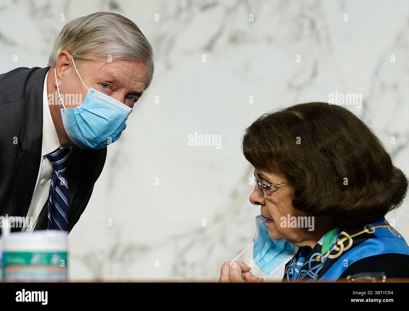 14 octobre 2020, Washington, District de Columbia, États-Unis : la sénatrice des États-Unis Lindsey Graham (républicaine de Caroline du Sud), présidente de la Commission judiciaire du Sénat américain (l) s'entretient avec la sénatrice américaine Dianne Feinstein (démocrate de Californie), membre de rang de la Commission judiciaire du Sénat américain lors de l'audience de confirmation de la candidate à la Cour suprême Amy Coney Barrett sur Capitol Hill le 14 octobre 2020 à Washington, DC. Barrett a été nommé par le président Donald Trump pour combler le poste laissé vacant par la juge Ruth Bader Ginsburg qui est décédé en septembre (image : © Drew A. Banque D'Images