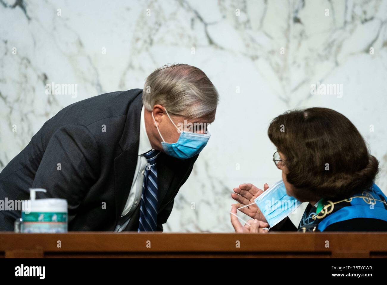 14 octobre 2020, Washington, District de Columbia, États-Unis : le sénateur des États-Unis Lindsey Graham (républicaine de Caroline du Sud), présidente du Comité judiciaire du Sénat américain, s'entretient avec la sénatrice américaine Dianne Feinstein (démocrate de Californie), membre de rang du Comité judiciaire du Sénat américain avant le début de la troisième journée de l'audience de confirmation du Sénat du juge Amy Coney Barrett à la Cour suprême sur Capitol Hill à Washington, DC, le 14 octobre 2020 (image crédit : © Erin Schaff - Pool via CNP/CNP via ZUMA Wire) Banque D'Images