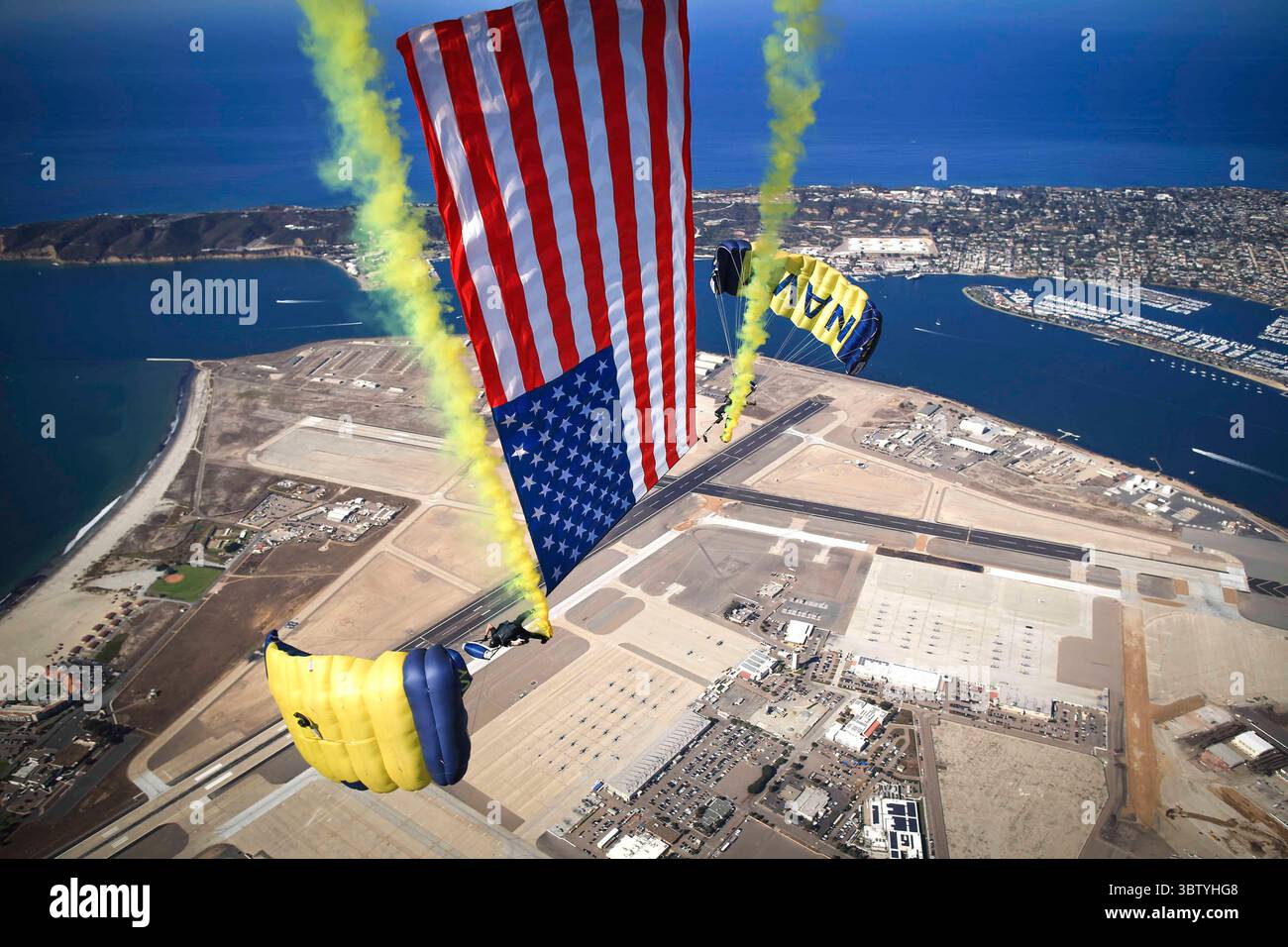 12 octobre 2020 - Coronado, Californie, États-Unis - les membres de l'équipe de parachutistes de l'US Navy, les Leap Frogs, effectuent un saut de démonstration dans la Naval Air Station North Island pour soutenir le 245e anniversaire de la Marine le 13 octobre 2020. L'équipe de parachutistes de la Marine a commencé en 1969 lorsque les membres de Navy SEAL et de l'équipe de démolition sous-marine (UDT) se sont portés volontaires lors de spectacles aériens le week-end. L'équipe a été officiellement commissionnée par le chef des opérations navales aux Leap Frogs en 1974 avec pour mission de démontrer l'excellence de la marine à travers les États-Unis. (Image de crédit : © Jim Woods/U.S. Navy/ZUMA Wire/ZUMAPRESS.com) Banque D'Images 12 octobre 2020 - Coronado, Californie, États-Unis - les membres de l'équipe de parachutistes de l'US Navy, les Leap Frogs, effectuent un saut de démonstration dans la Naval Air Station North Island pour soutenir le 245e anniversaire de la Marine le 13 octobre 2020. L'équipe de parachutistes de la Marine a commencé en 1969 lorsque les membres de Navy SEAL et de l'équipe de démolition sous-marine (UDT) se sont portés volontaires lors de spectacles aériens le week-end. L'équipe a été officiellement commissionnée par le chef des opérations navales aux Leap Frogs en 1974 avec pour mission de démontrer l'excellence de la marine à travers les États-Unis. (Image de crédit : © Jim Woods/U.S. Navy/ZUMA Wire/ZUMAPRESS.com) Banque D'Images