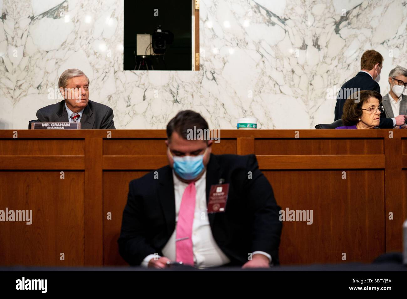15 octobre 2020, Washington, District de Columbia, États-Unis : la sénatrice des États-Unis Lindsey Graham (républicaine de Caroline du Sud), présidente du Comité judiciaire du Sénat américain et la sénatrice américaine Dianne Feinstein (démocrate de Californie), membre de rang, Comité judiciaire du Sénat américain écouter dans une réunion d'affaires le quatrième jour de l'audience de confirmation pour la juge Amy Coney Barrett, candidate du président Donald Trump à la Cour suprême, dans le bâtiment du bureau du Sénat Hart à Washington DC, le 15 octobre 2020 (crédit image : © Anna Moneymaker - piscine via CNP/CNP via ZUMA Wire) Banque D'Images