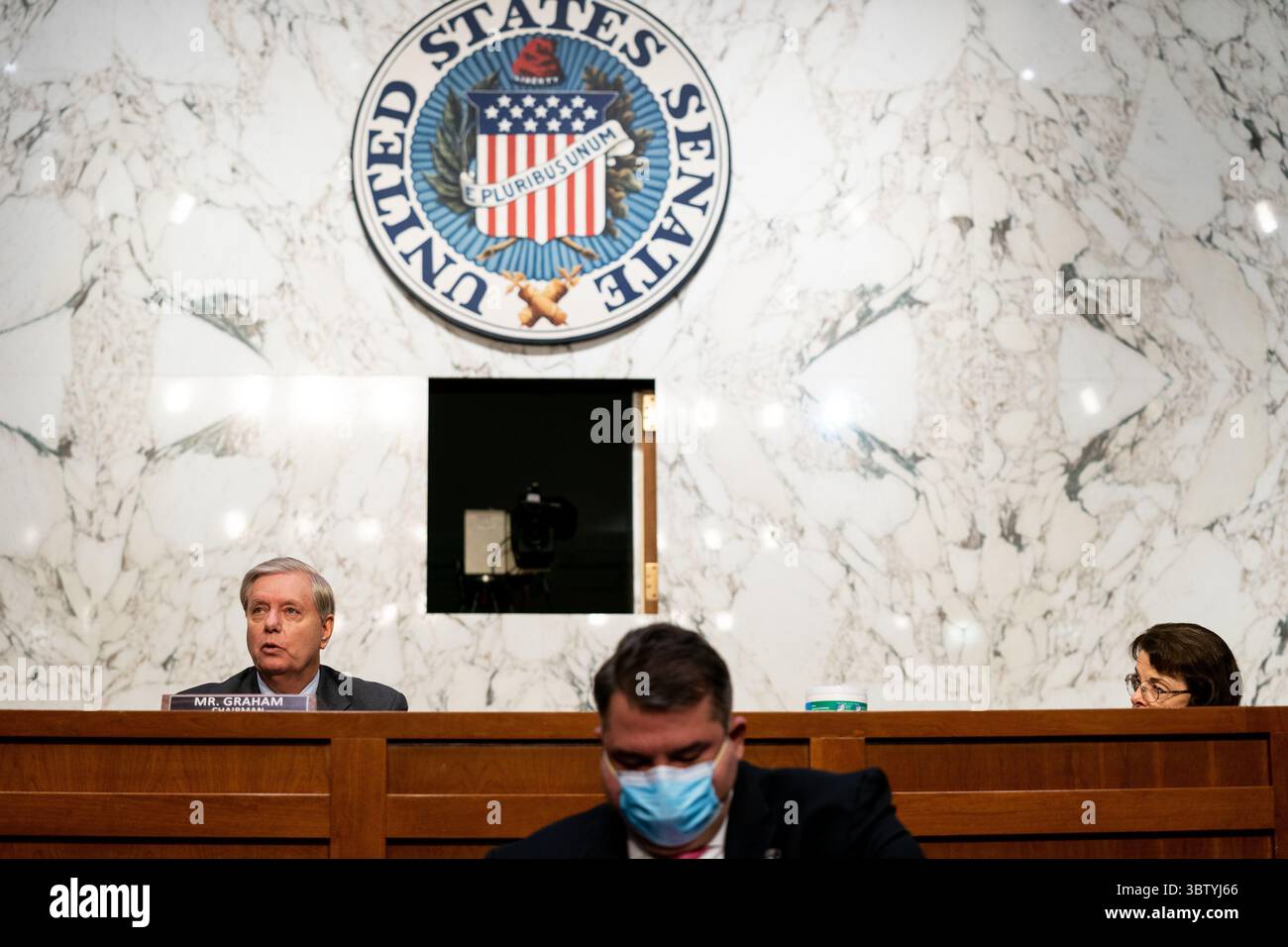 15 octobre 2020, Washington, District de Columbia, États-Unis : la sénatrice des États-Unis Lindsey Graham (républicaine de Caroline du Sud), présidente du Comité judiciaire du Sénat américain et la sénatrice américaine Dianne Feinstein (démocrate de Californie), membre de rang, Comité judiciaire du Sénat américain écouter dans une réunion d'affaires le quatrième jour de l'audience de confirmation pour la juge Amy Coney Barrett, candidate du président Donald Trump à la Cour suprême, dans le bâtiment du bureau du Sénat Hart à Washington DC, le 15 octobre 2020 (crédit image : © Anna Moneymaker - piscine via CNP/CNP via ZUMA Wire) Banque D'Images
