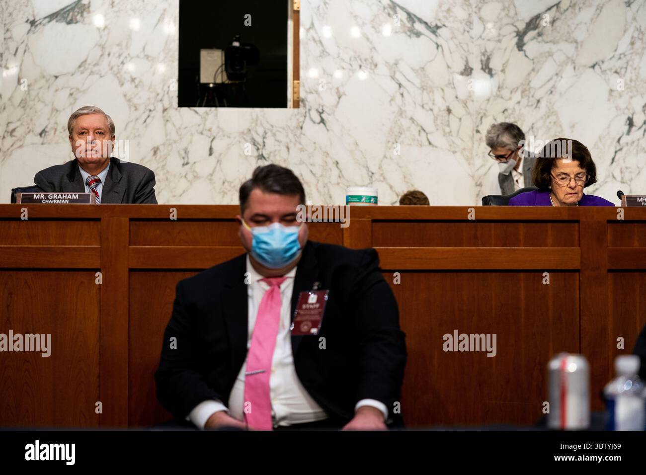 15 octobre 2020, Washington, District de Columbia, États-Unis : la sénatrice des États-Unis Lindsey Graham (républicaine de Caroline du Sud), présidente du Comité judiciaire du Sénat américain et la sénatrice américaine Dianne Feinstein (démocrate de Californie), membre de rang, Comité judiciaire du Sénat américain écouter dans une réunion d'affaires le quatrième jour de l'audience de confirmation pour la juge Amy Coney Barrett, candidate du président Donald Trump à la Cour suprême, dans le bâtiment du bureau du Sénat Hart à Washington DC, le 15 octobre 2020 (crédit image : © Anna Moneymaker - piscine via CNP/CNP via ZUMA Wire) Banque D'Images