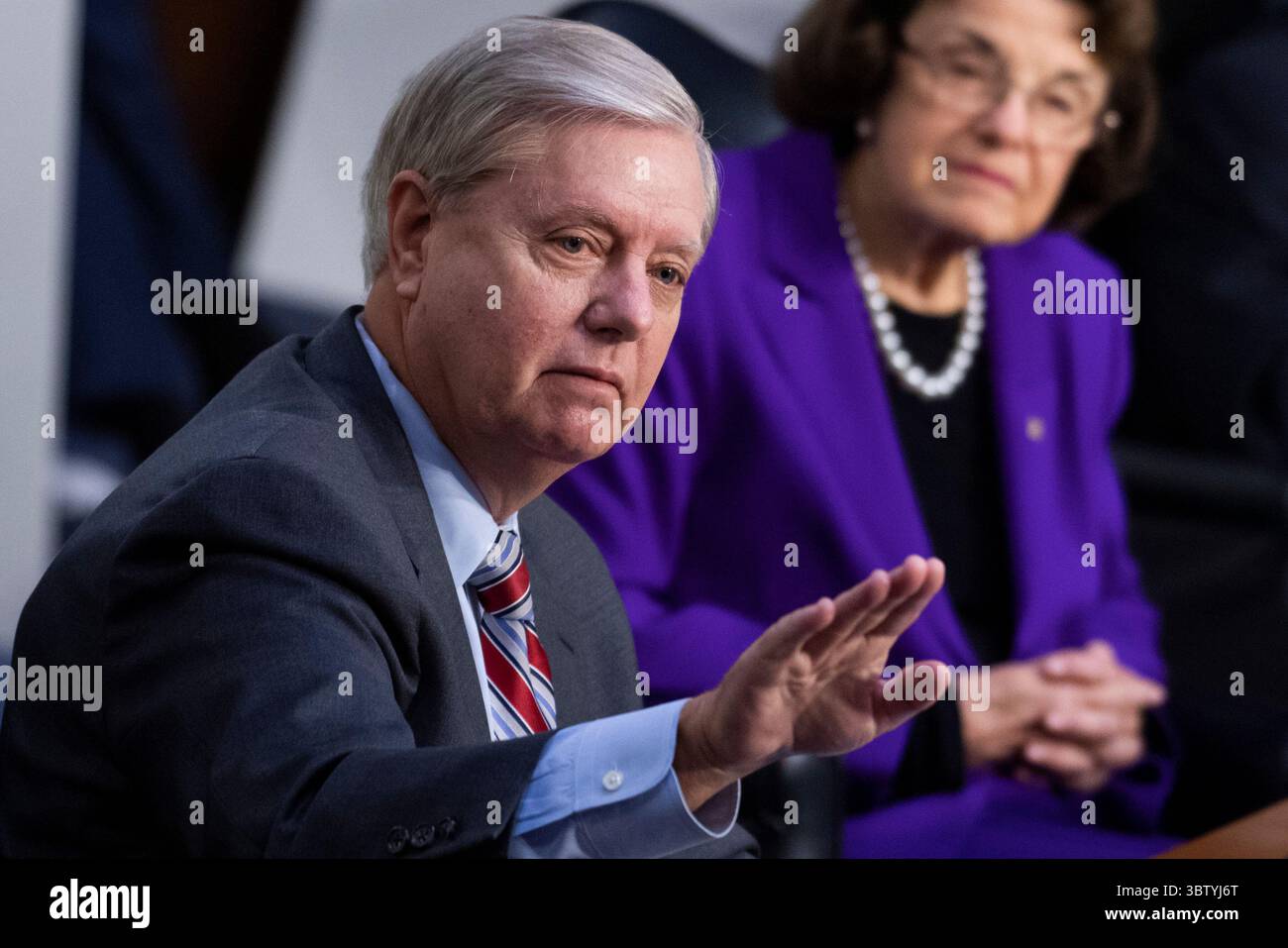 15 octobre 2020, Washington, District de Columbia, États-Unis : sénatrice des États-Unis Lindsey Graham (républicaine de Caroline du Sud), présidente du Comité judiciaire du Sénat américain, et membre de rang sénatrice des États-Unis Dianne Feinstein (démocrate de Californie), membre de rang du Comité judiciaire du Sénat américain, assister à la réunion d'affaires exécutive du Comité judiciaire du Sénat sur la candidate à la Cour suprême Amy Coney Barrett dans le bâtiment du bureau du Sénat Hart le jeudi 15 octobre 2020 (crédit : © Tom Williams - Pool via CNP/CNP Wire ZUMA) Banque D'Images