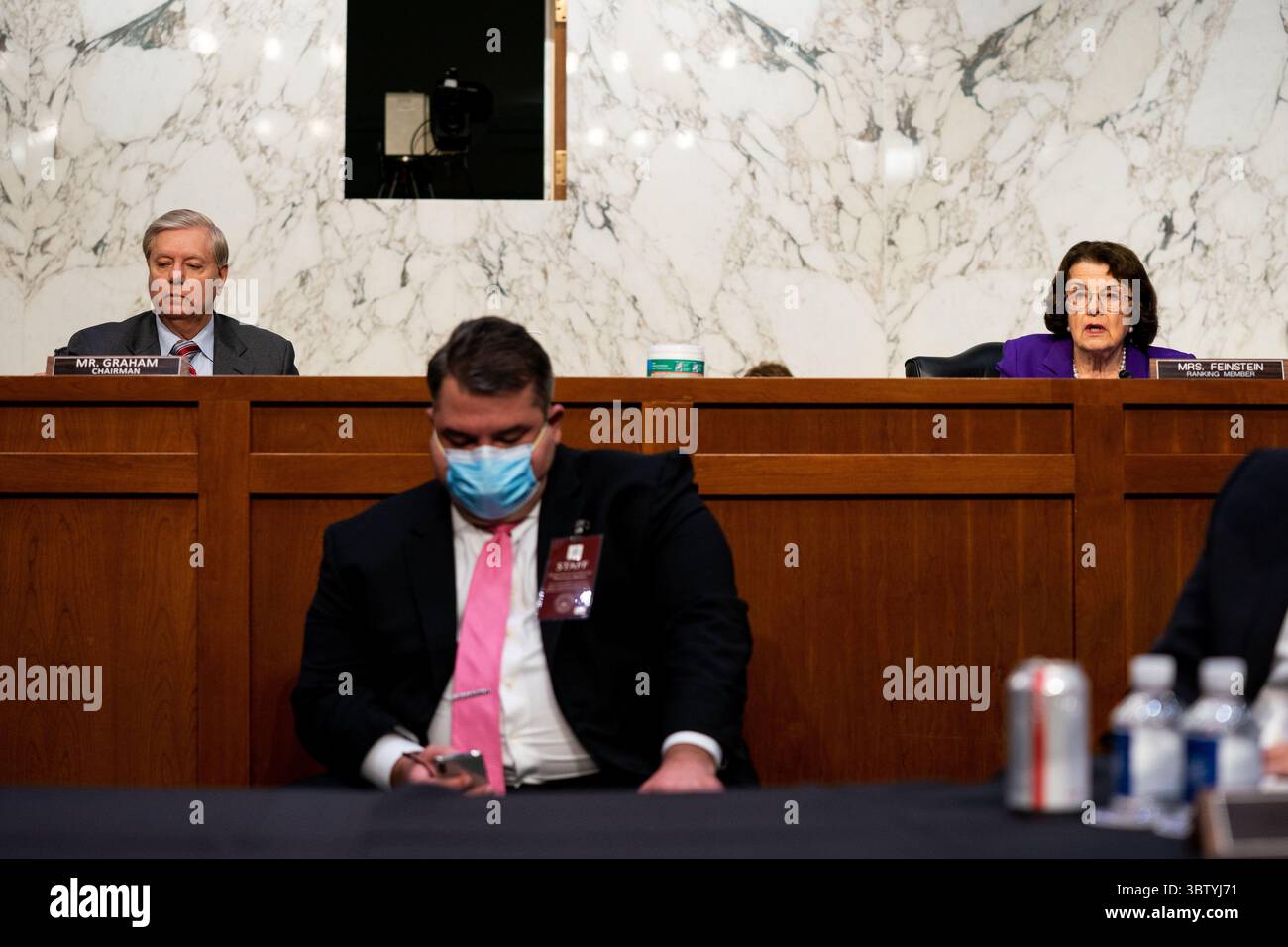 15 octobre 2020, Washington, District de Columbia, États-Unis : la sénatrice des États-Unis Lindsey Graham (républicaine de Caroline du Sud), présidente du Comité judiciaire du Sénat américain et la sénatrice américaine Dianne Feinstein (démocrate de Californie), membre de rang, Comité judiciaire du Sénat américain écouter dans une réunion d'affaires le quatrième jour de l'audience de confirmation pour la juge Amy Coney Barrett, candidate du président Donald Trump à la Cour suprême, dans le bâtiment du bureau du Sénat Hart à Washington DC, le 15 octobre 2020 (crédit image : © Anna Moneymaker - piscine via CNP/CNP via ZUMA Wire) Banque D'Images